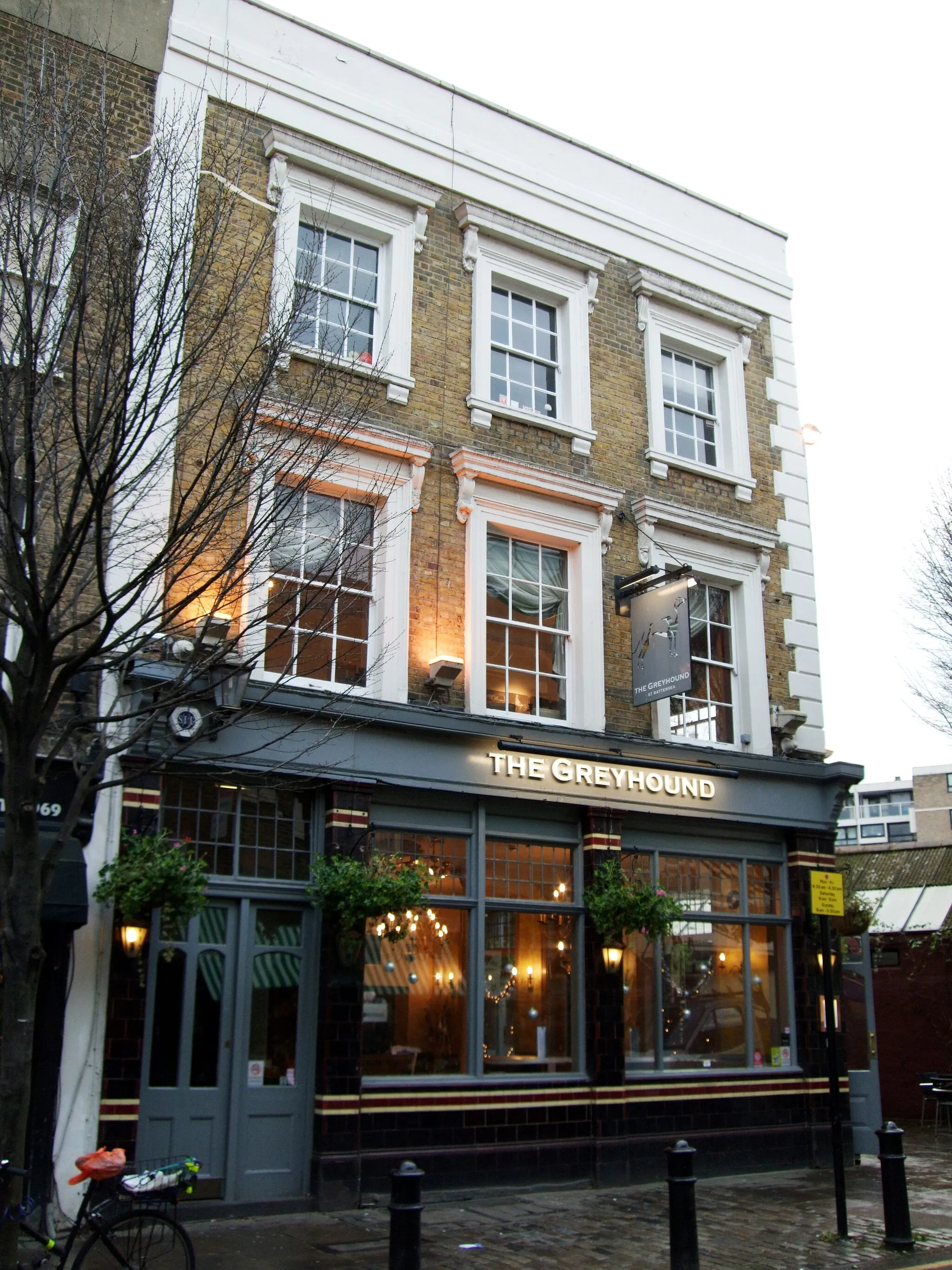 Photo showing: All done up as a gastropub, this place has since been renamed The Bellevue, and is now closed.
Address: 136 Battersea High Street.
Former Name(s): Buzze Bar.
Owner: Punch Taverns.
Links:
Fancyapint
Beer in the Evening

Dead Pubs (history)