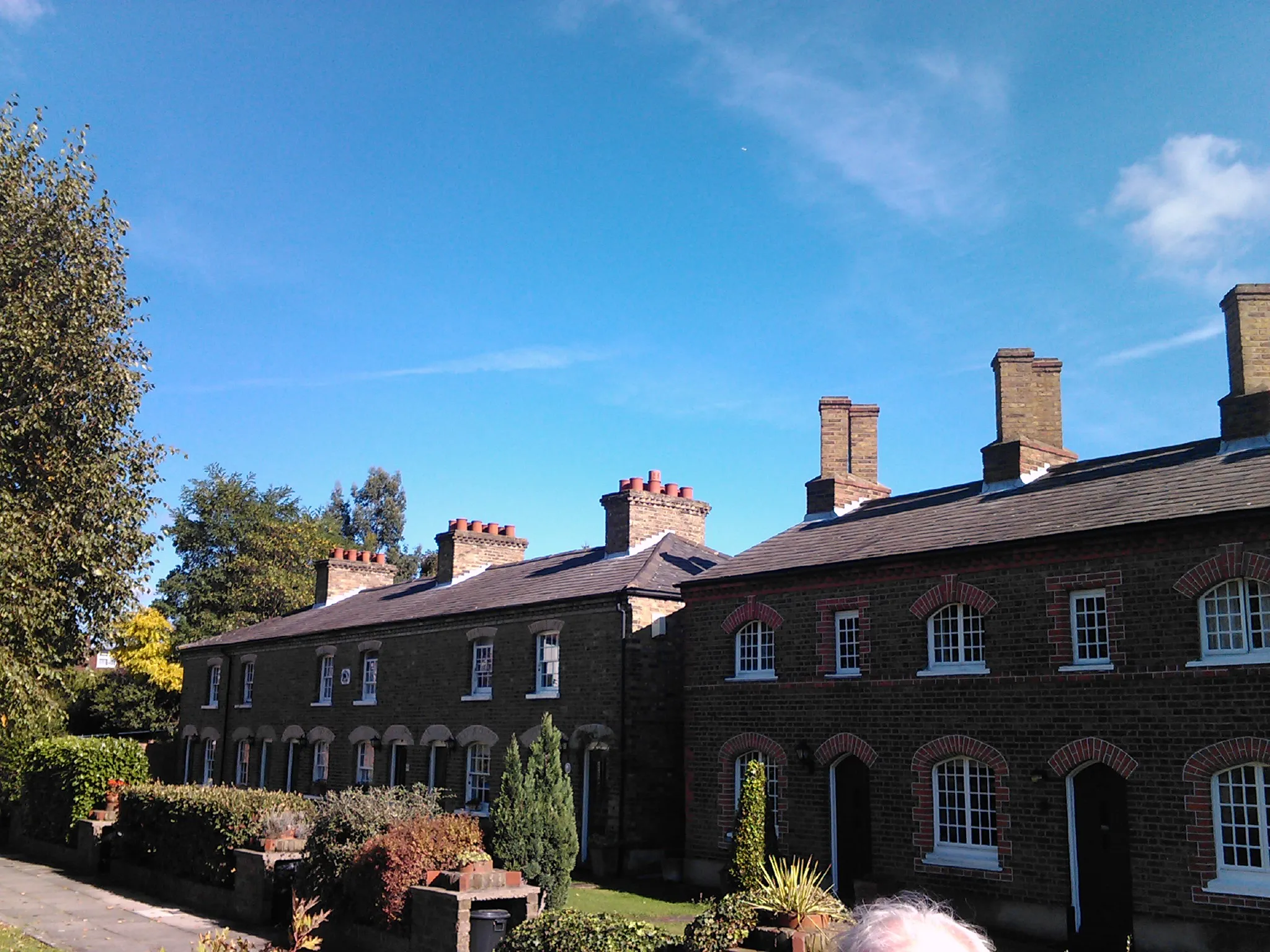 Photo showing: Pert Cottages, Tanners Lane, Barkingside