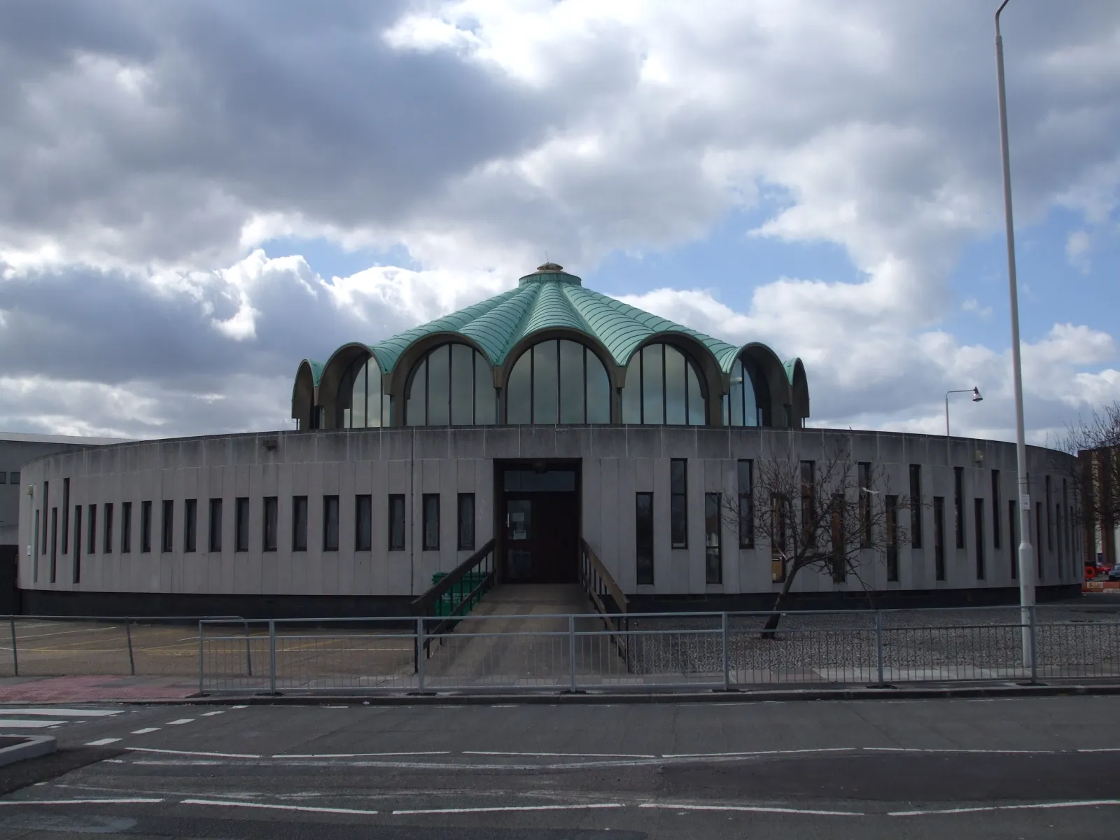 Photo showing: Fullwell Cross Library, in Barkingside