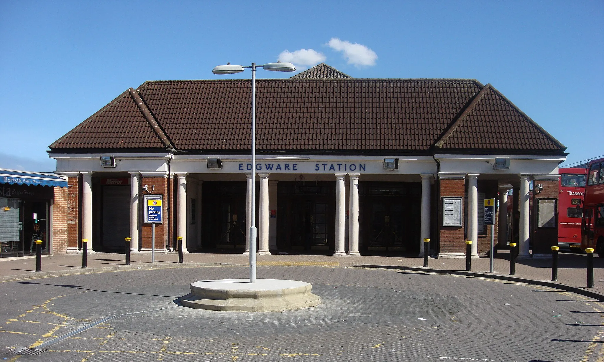 Photo showing: Edgware tube station