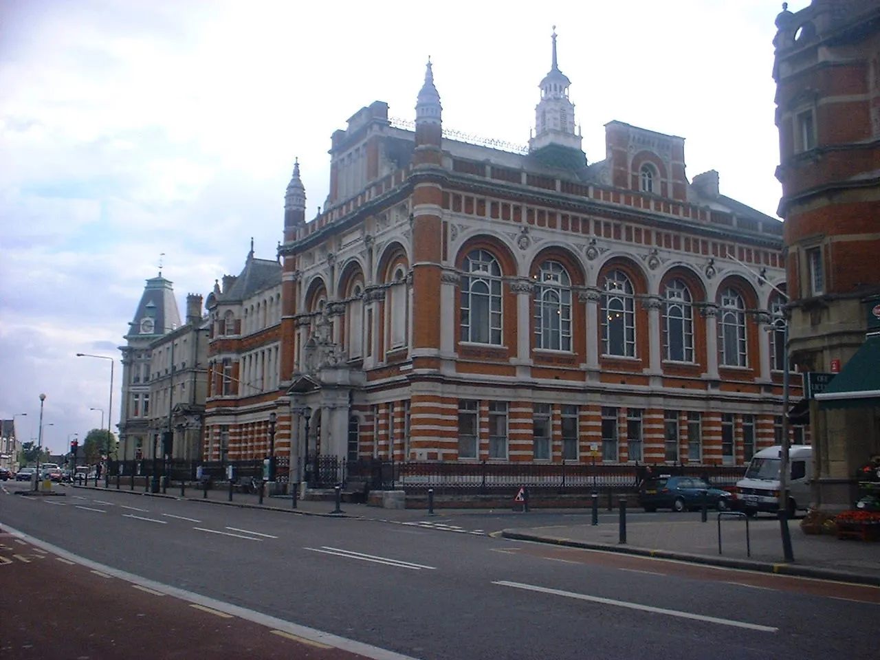 Photo showing: Leyton Town Hall and Library