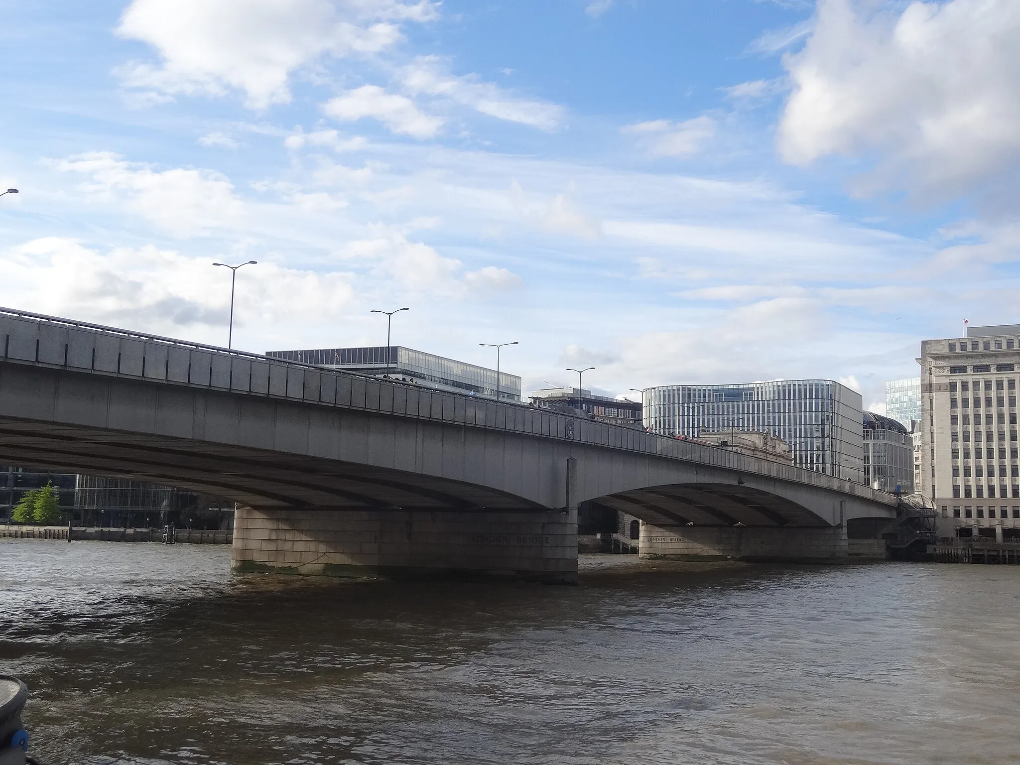 Photo showing: London Bridge from St Olaf Stairs