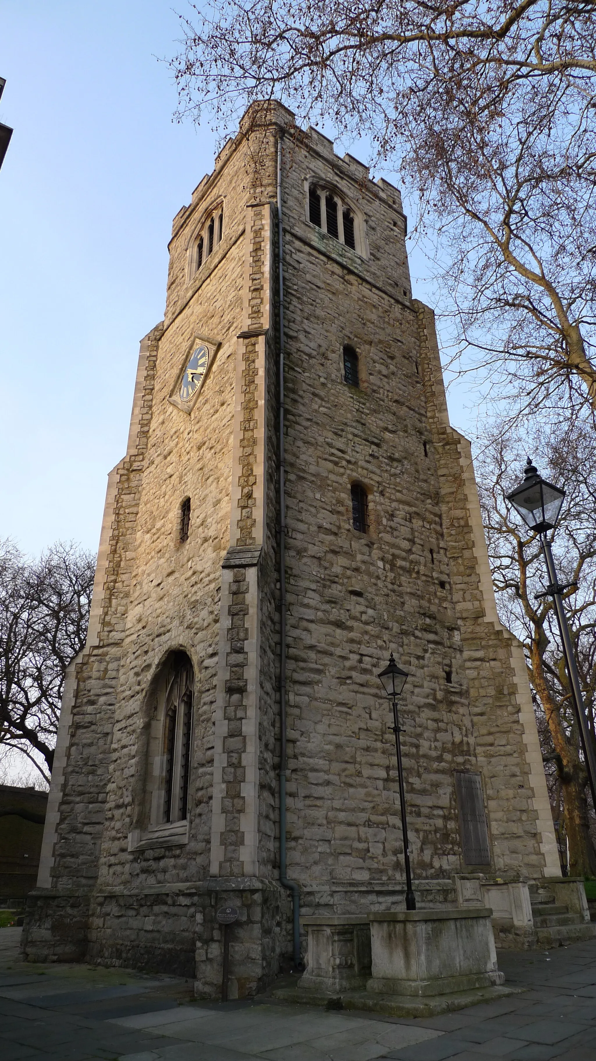 Photo showing: The tower in the centre of Hackney, which was once part of a larger church, now demolished. It's Grade I listed. We went up it for an event during the London Word Festival 2009 (see the set for more photos).