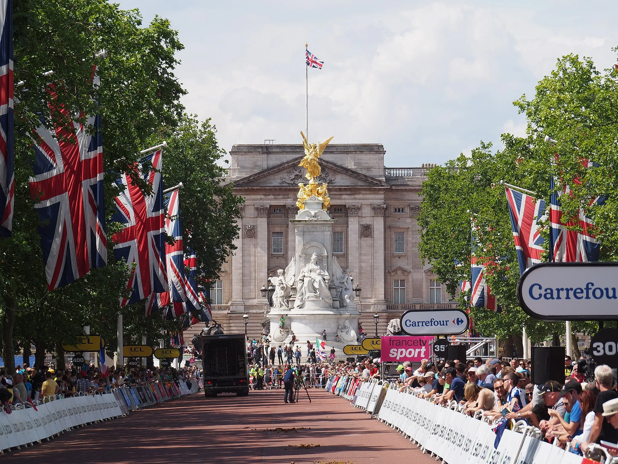 Photo showing: Le Tour 2014, stage 3 finishing straight along The Mall to Buckingham Palace