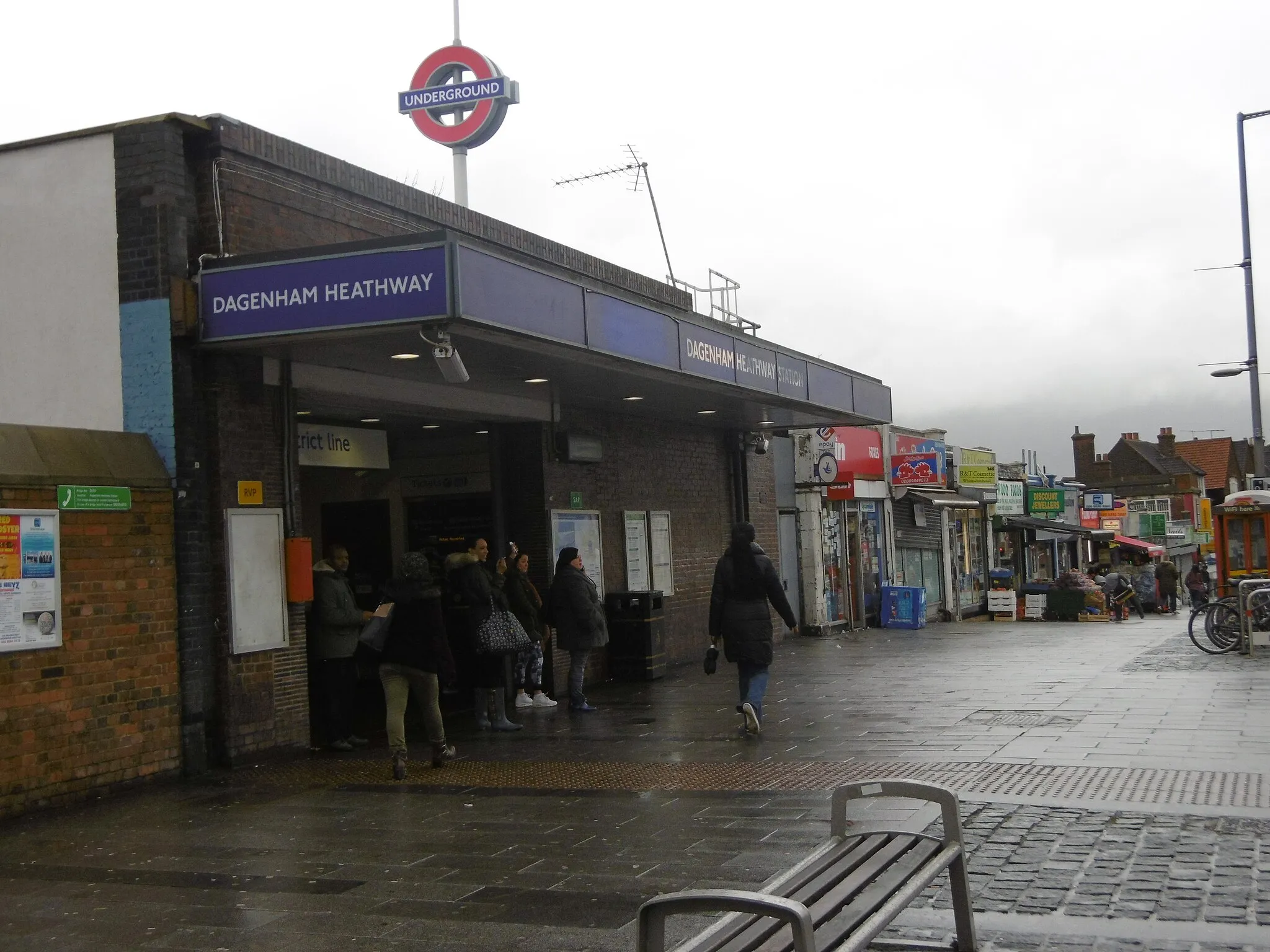 Photo showing: The entrance to Dagenham Heathway Underground station