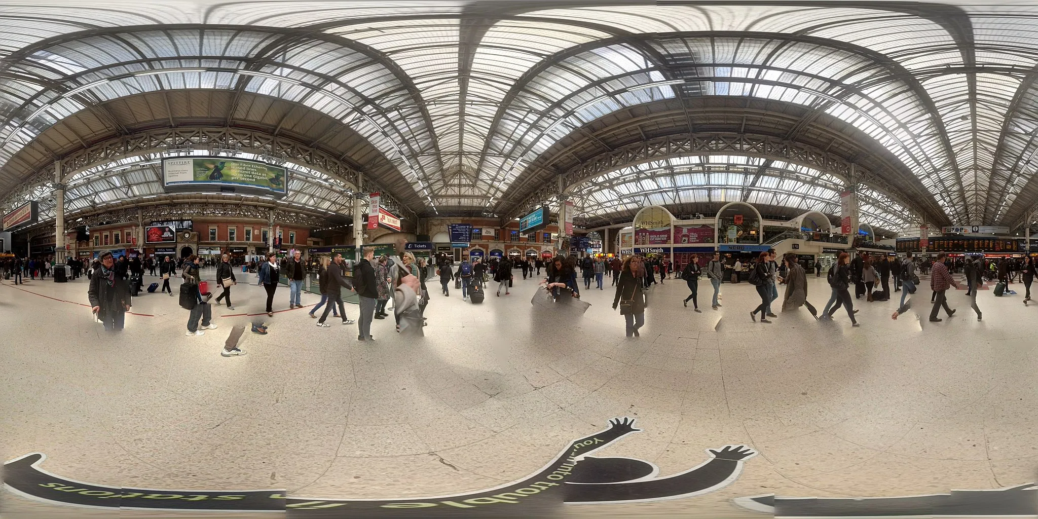 Photo showing: A 360° sphere view of London Victoria station concourse. Google Photo sphere.