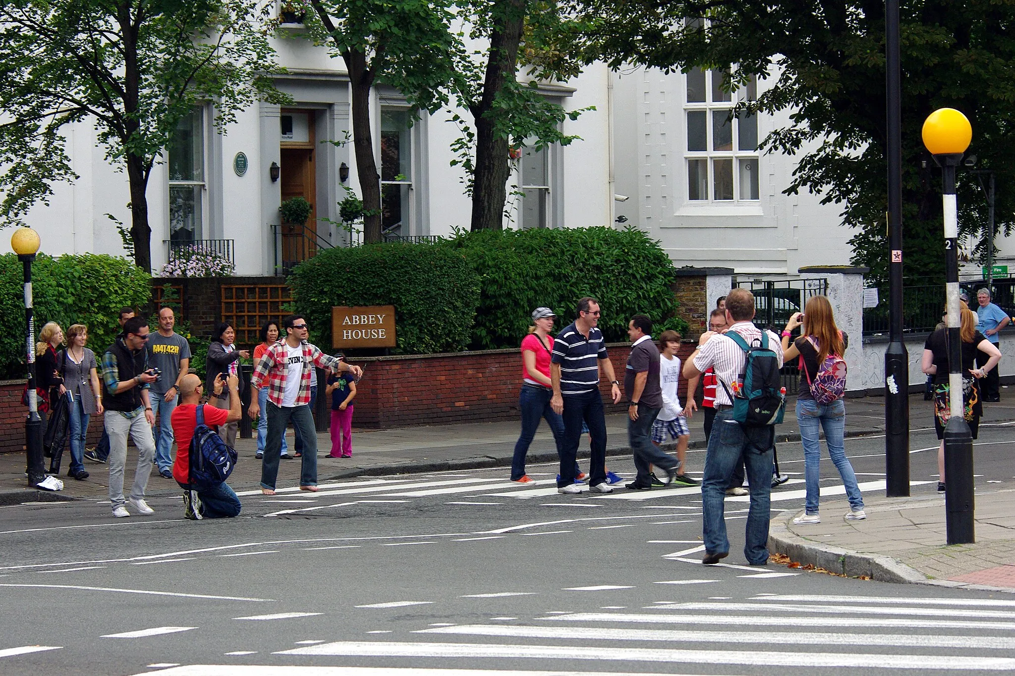 Photo showing: Beatles-Fans at Abbey Road in London