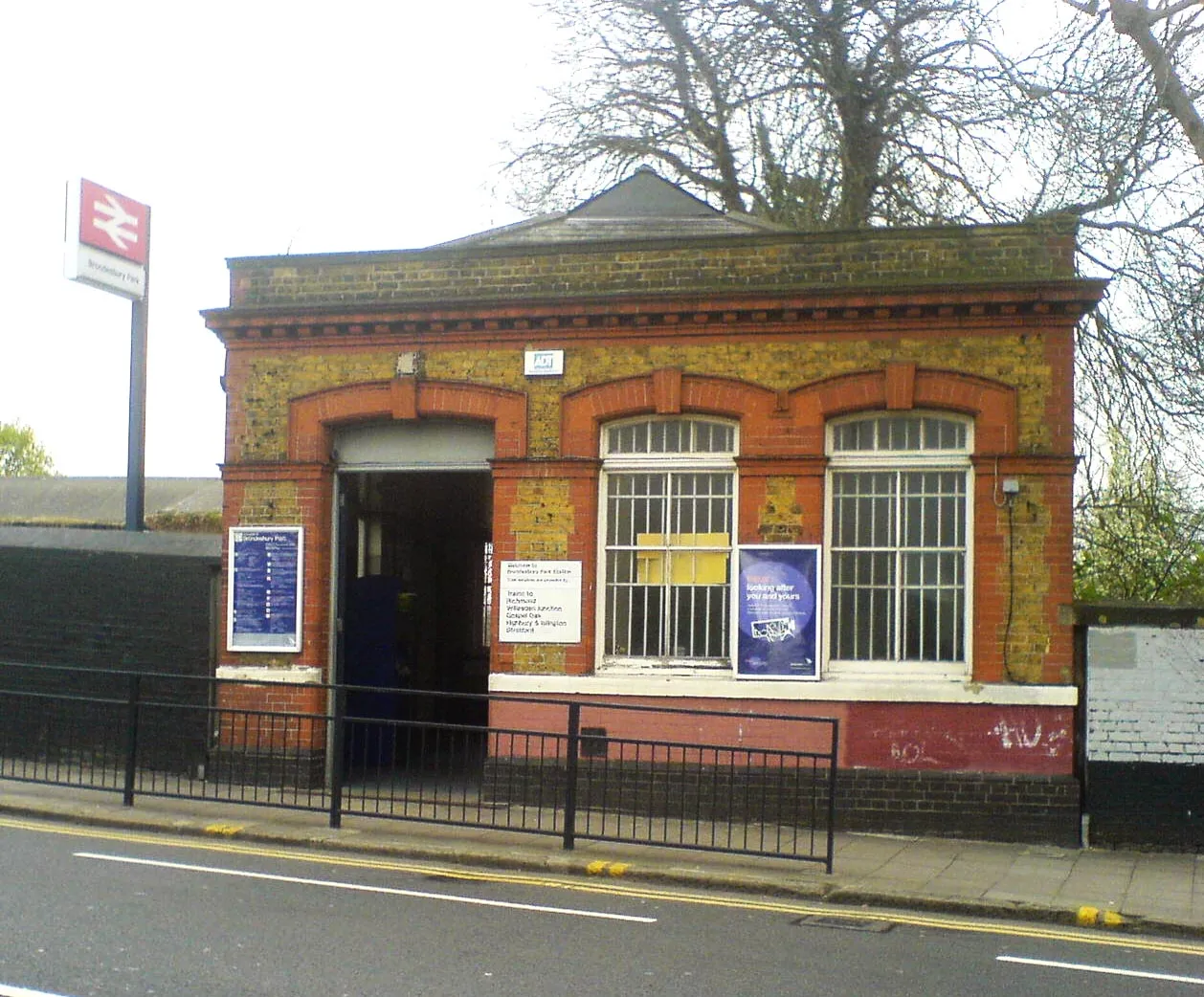 Photo showing: Brondesbury Park Station