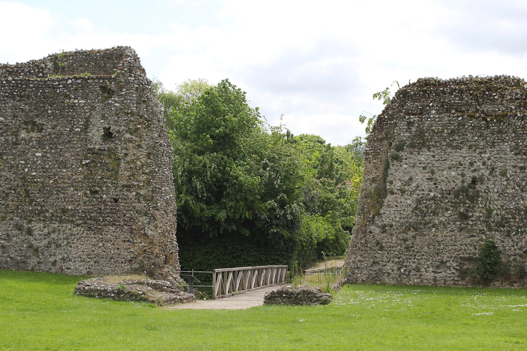 Photo showing: The ruined entrance seen from within the castle