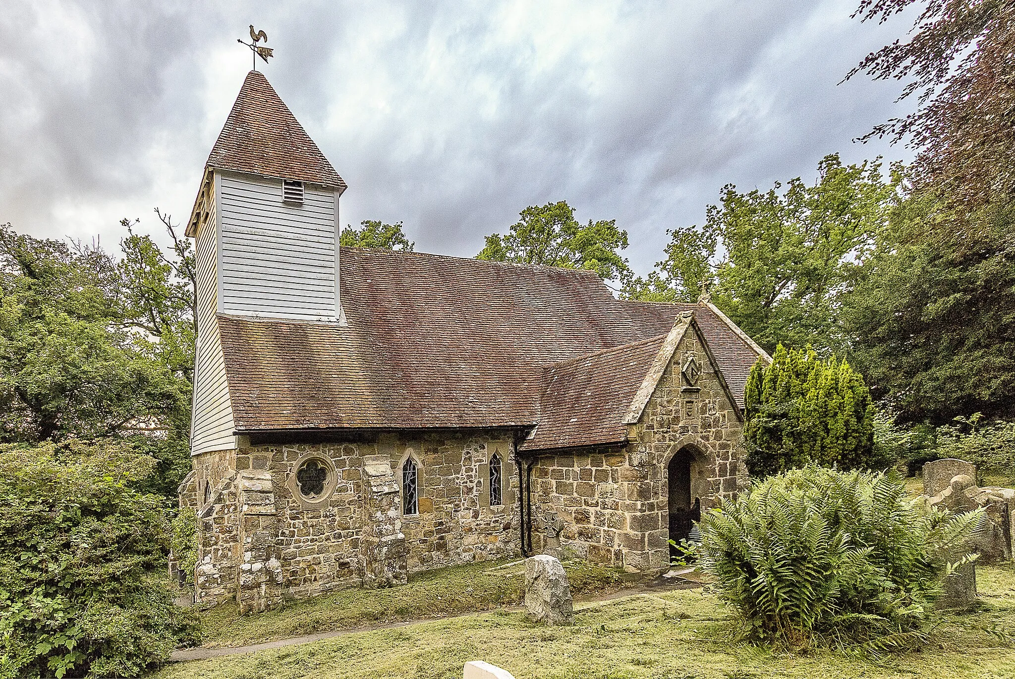 Photo showing: Parish church Of St Martin Of Tours, Ashurst, Kent, seen from the south