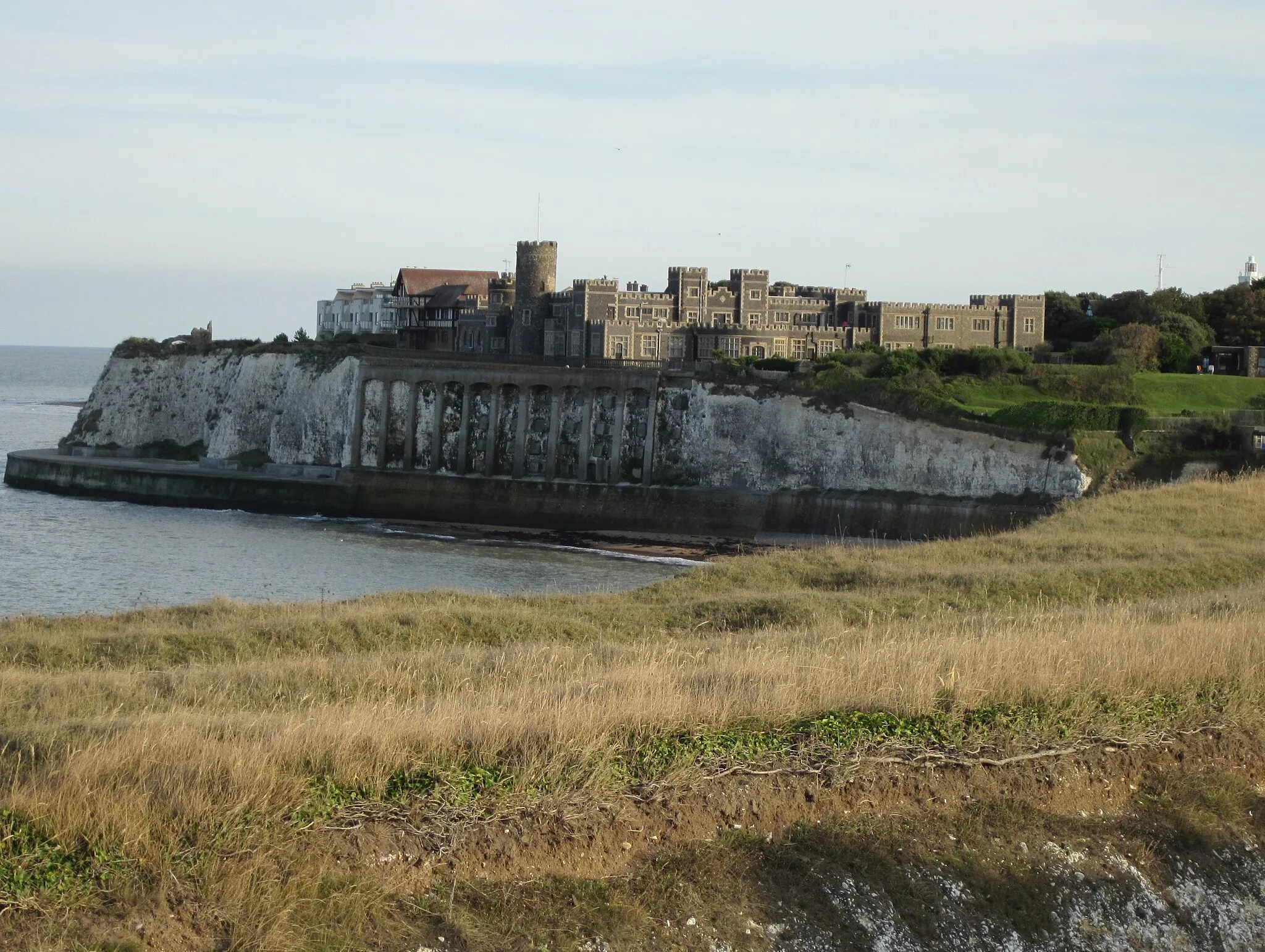 Photo showing: Kingsgate Castle between Margate and Broadstairs in Kent, UK.  The North Foreland lighthouse can be seen on the far right of the photo. Taken from near the watchtower across Kingsgate Bay at sunset, so the light wasn't brilliant.