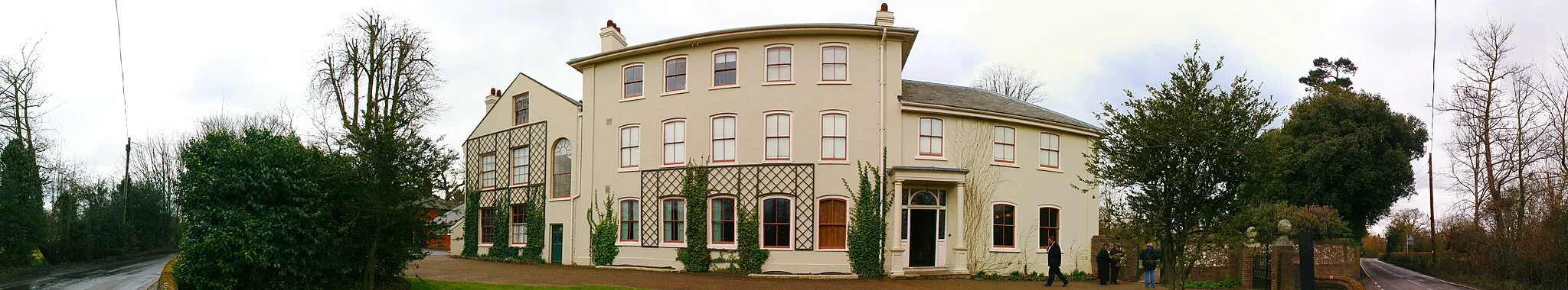 Photo showing: Panorámica de la casa donde residió Charles Darwin durante 40 años, conocida como Down House y situada en el pueblo de Downe (Condado de Kent, Inglaterra).