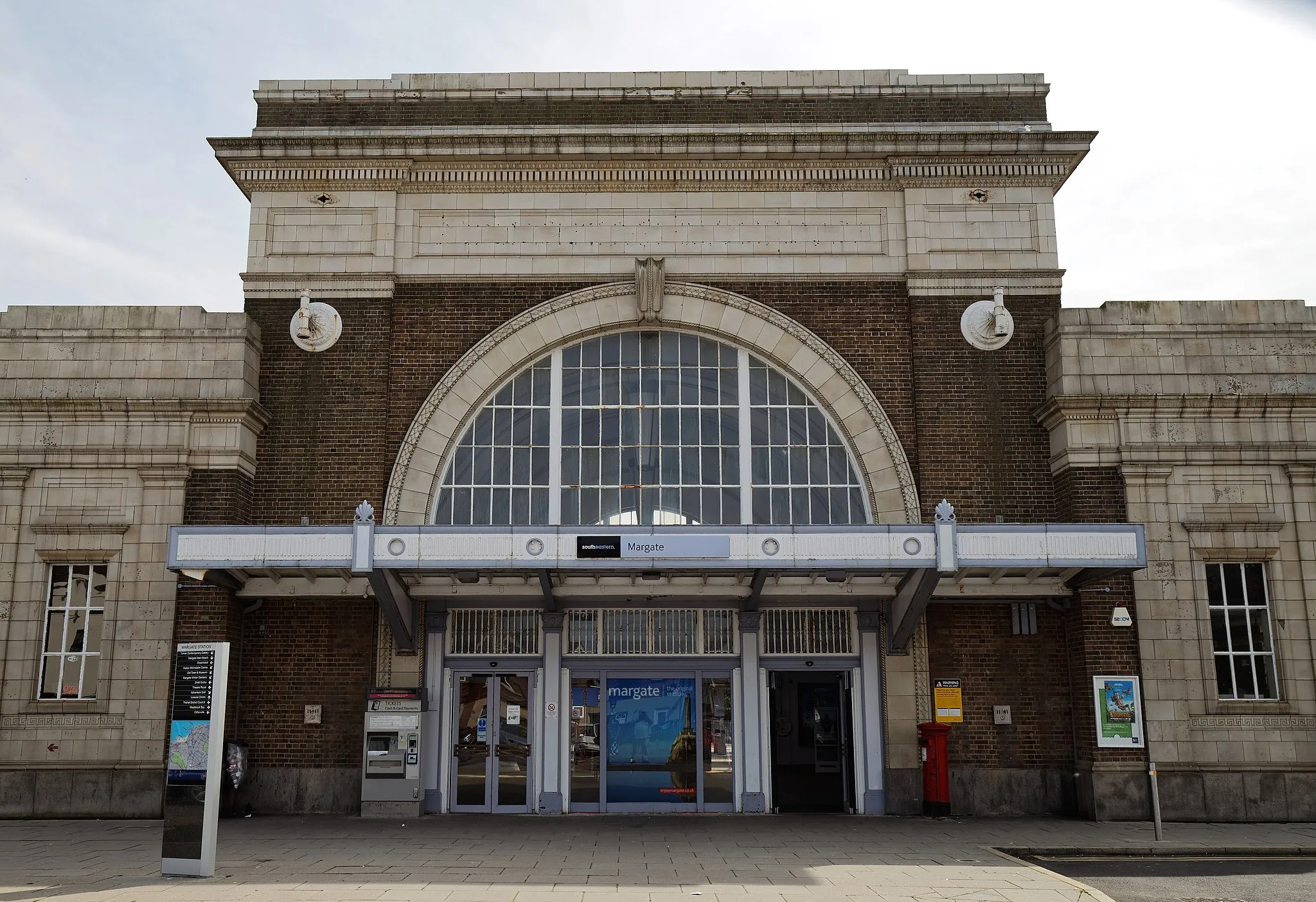 Photo showing: The entrance of Margate railway station, Margate, Kent, England. Camera: Canon EOS 6D with Canon EF 24-105mm F4L IS USM lens. Software: large RAW file lens-corrected, optimized and downsized with DxO OpticsPro 10 Elite, Viewpoint 2, and Adobe Photoshop CS2.