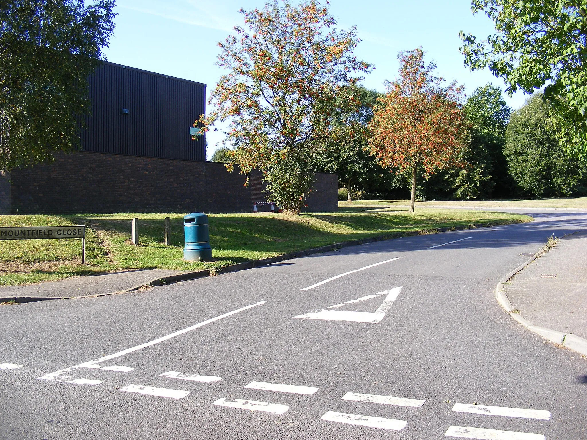 Photo showing: Mountfield Close, Culverstone Green Culverstone Community Centre on the corner