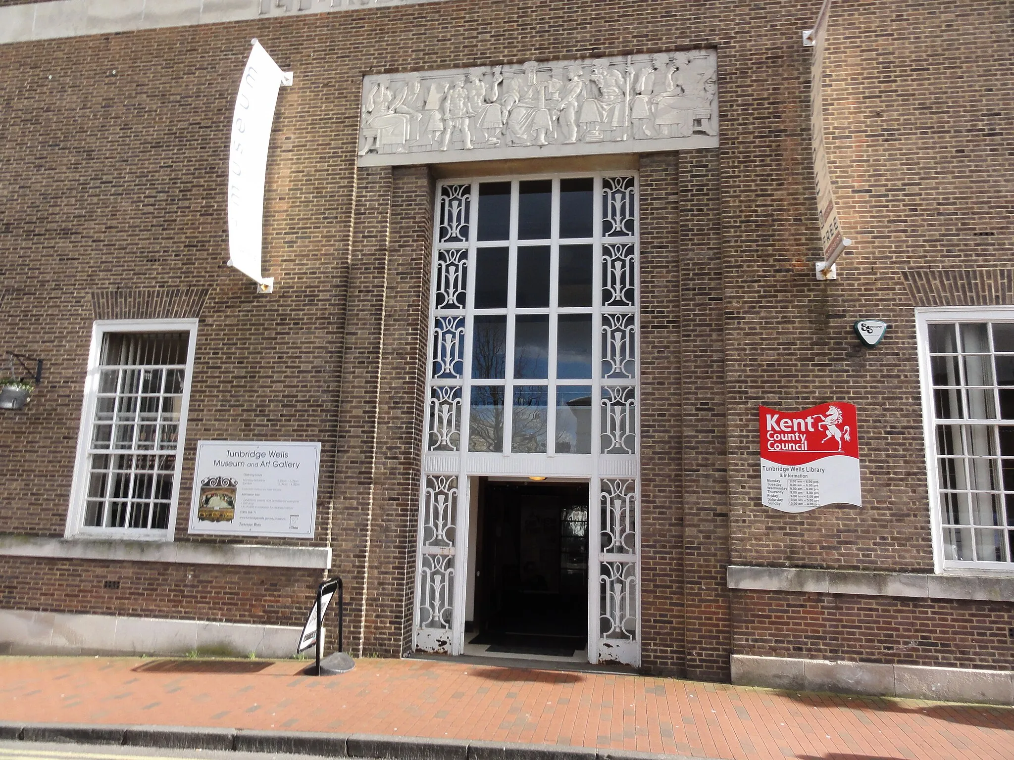 Photo showing: Library in Civic Way, Tunbridge Wells