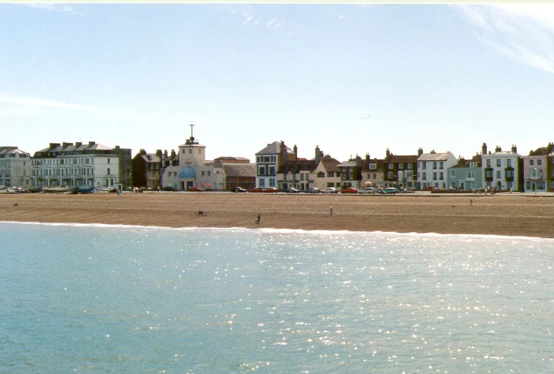 Photo showing: The seafront, with the time ball tower left of centre. Taken myself, probably around 2003