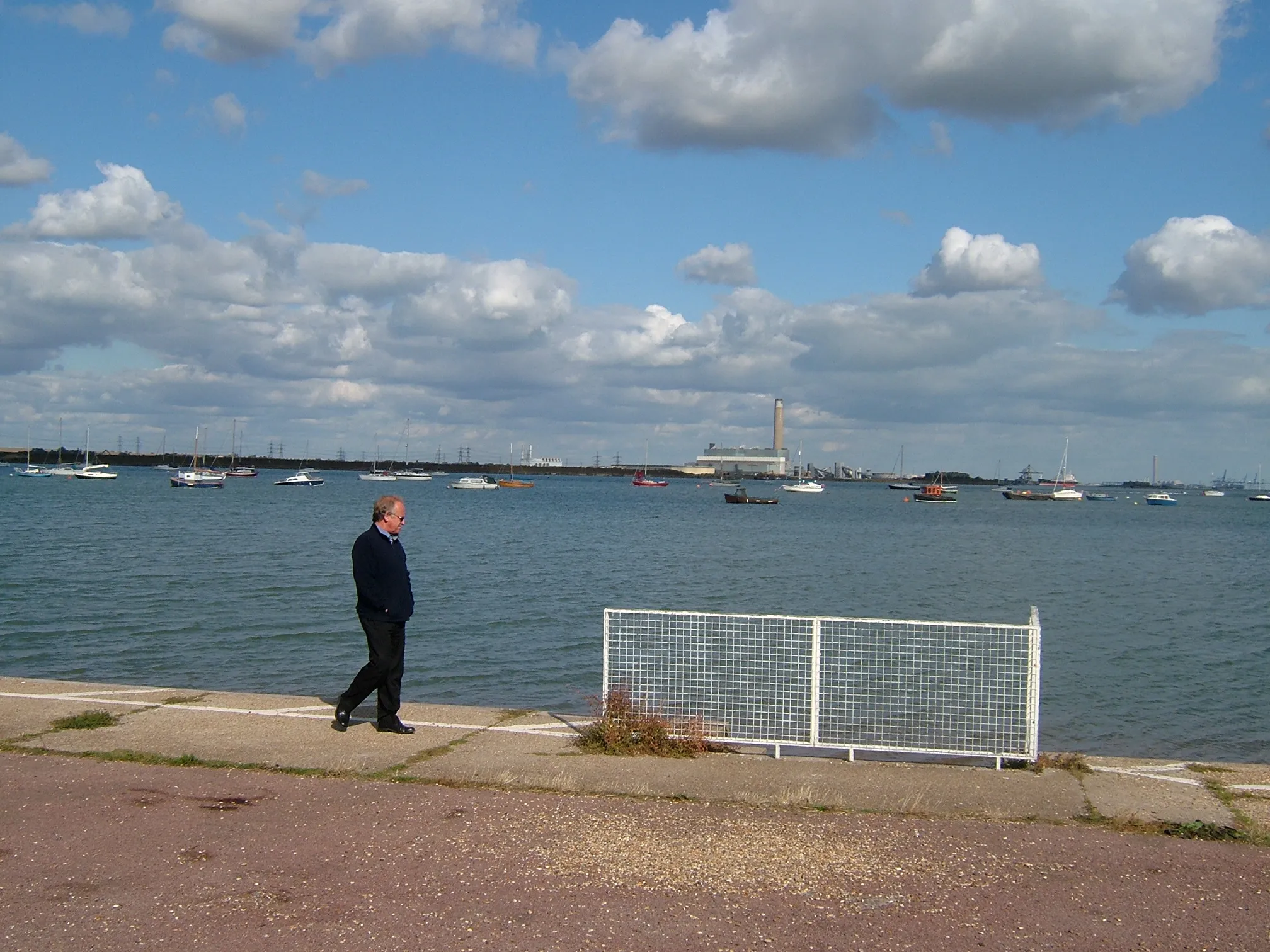 Photo showing: Gillingham Strand is leisure facility on the shore of River medway Estuary, in Gillingham, Medway, England.
The shore, with Kingsnorth power stations behind.

Camera location 51° 23′ 43.44″ N, 0° 33′ 51.48″ E View this and other nearby images on: OpenStreetMap 51.395400;    0.564300