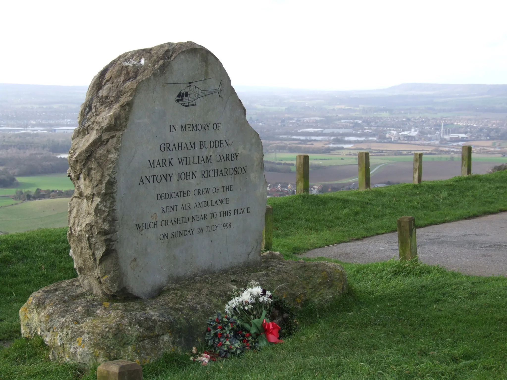 Photo showing: Blue Bell Hill Picnic site on the North Downs in Kent gives a view over the Medway Gap
Memorial to Kent  Air Ambulance Crew. Crashed 26 July 1998.

Camera location 51° 19′ 54.48″ N, 0° 30′ 02.88″ E View this and other nearby images on: OpenStreetMap 51.331800;    0.500800