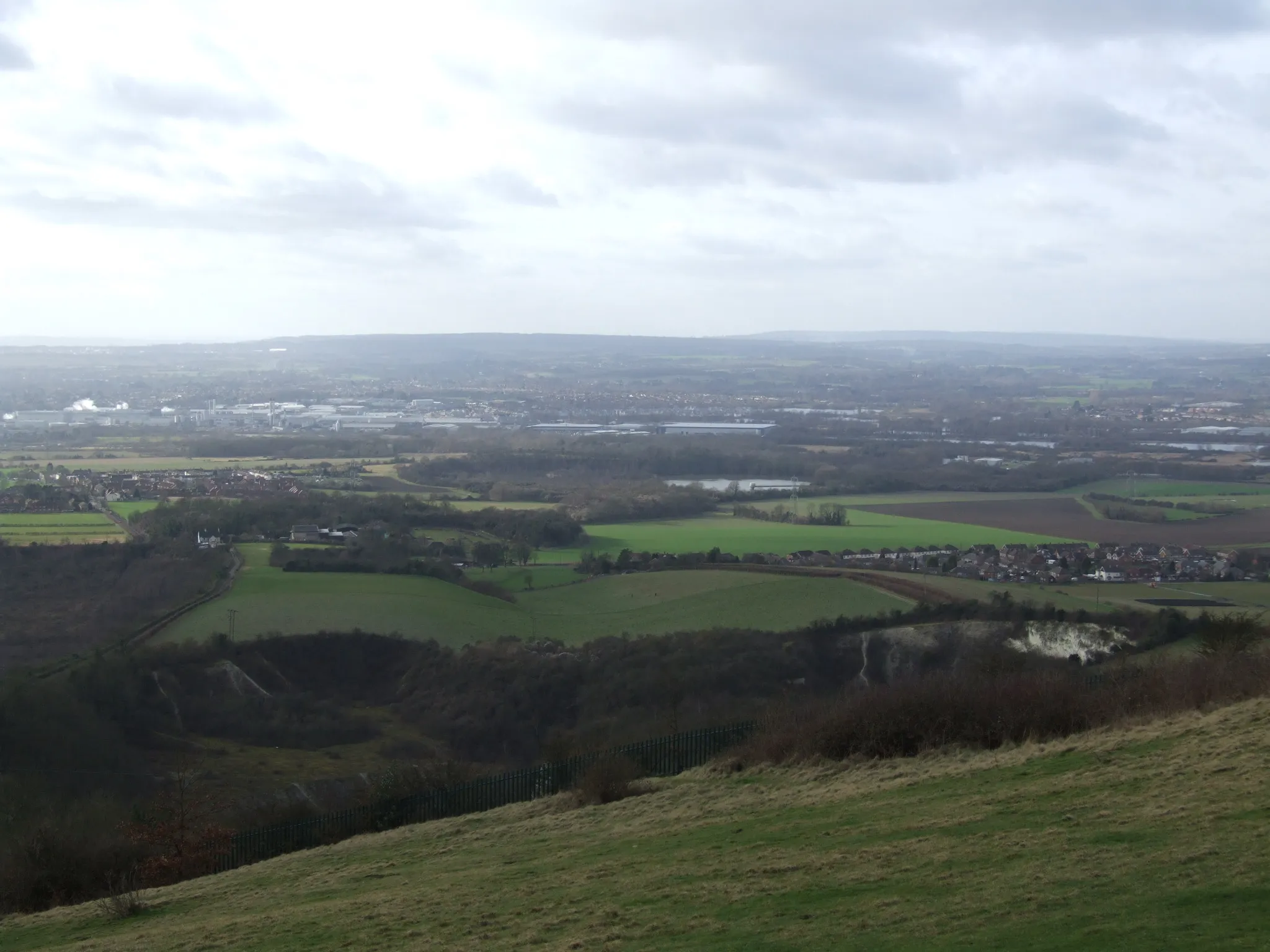 Photo showing: Blue Bell Hill Picnic site on the North Downs in Kent gives a view over the Medway Gap
Looking south west over Eccles, Kent, the River Medway, Lower Cut, Middle Cut, Upper Cut. The Aylesford paper mills then the Greensand at Mereworth.

Camera location 51° 19′ 54.48″ N, 0° 30′ 01.08″ E View this and other nearby images on: OpenStreetMap 51.331800;    0.500300