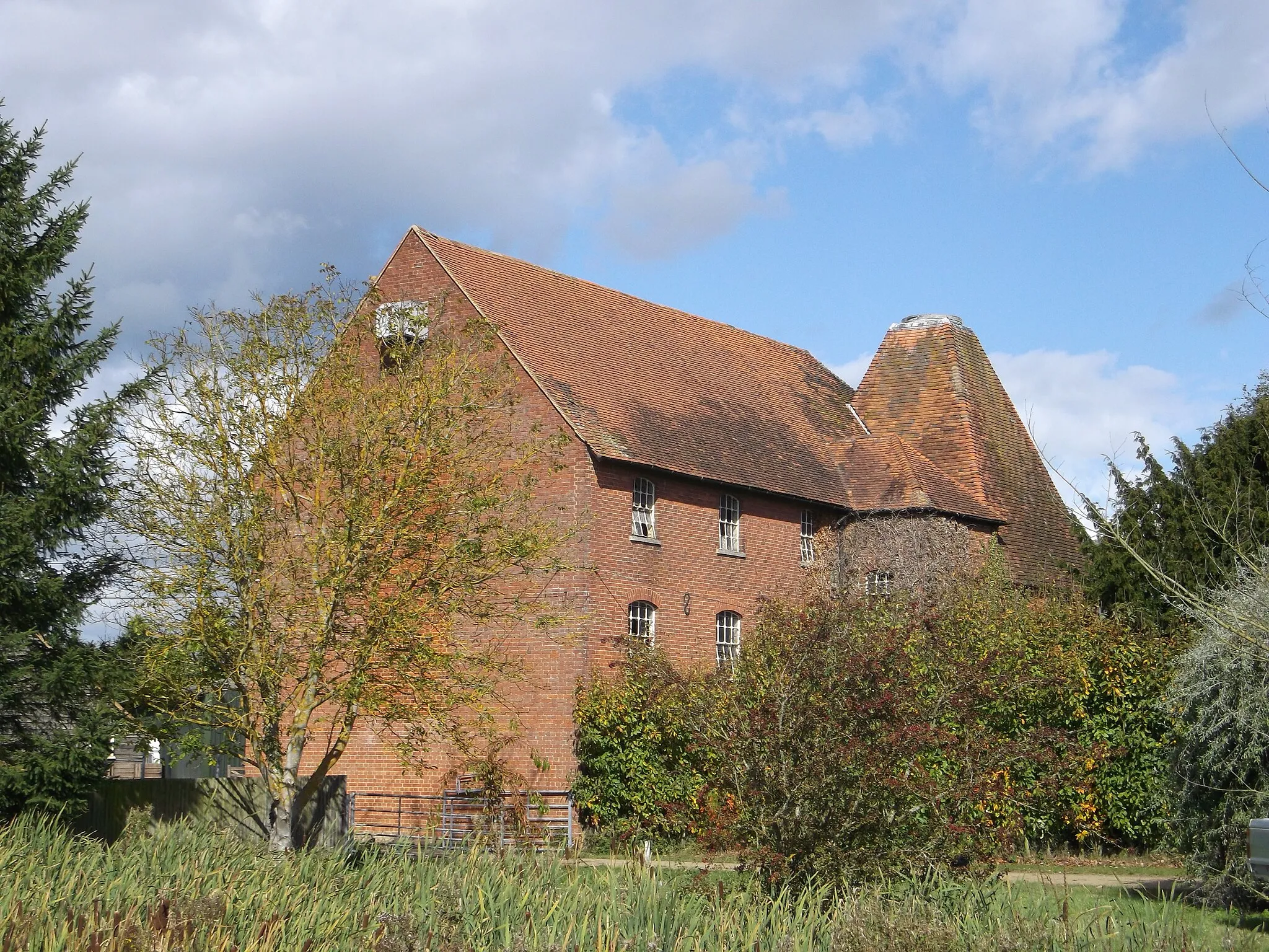 Photo showing: Oast House, Moat Farm