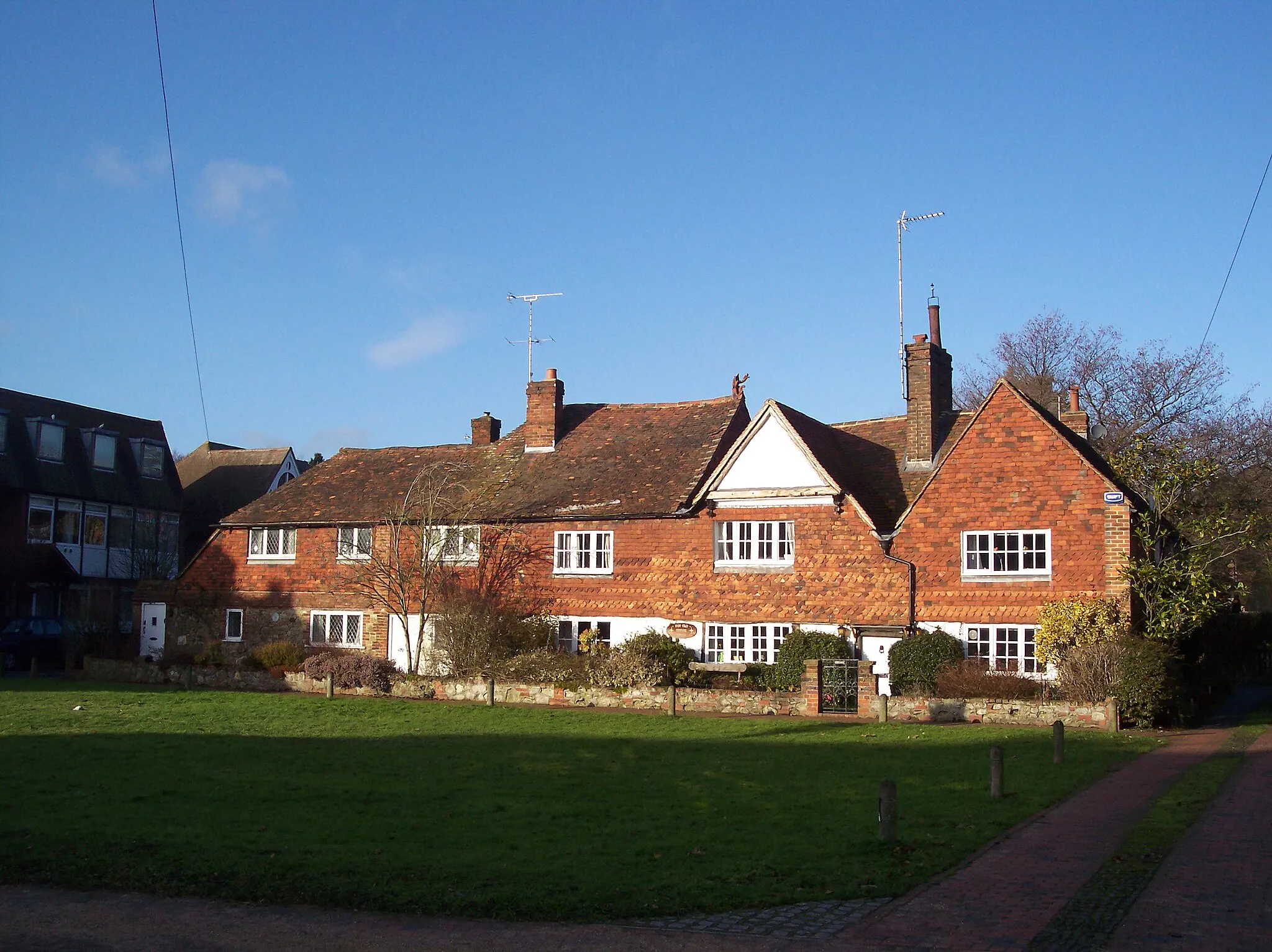 Photo showing: The Old Manor House On the village Green at the junction of the A25 Brasted High Street (in front) and Rectory Lane (on the left).