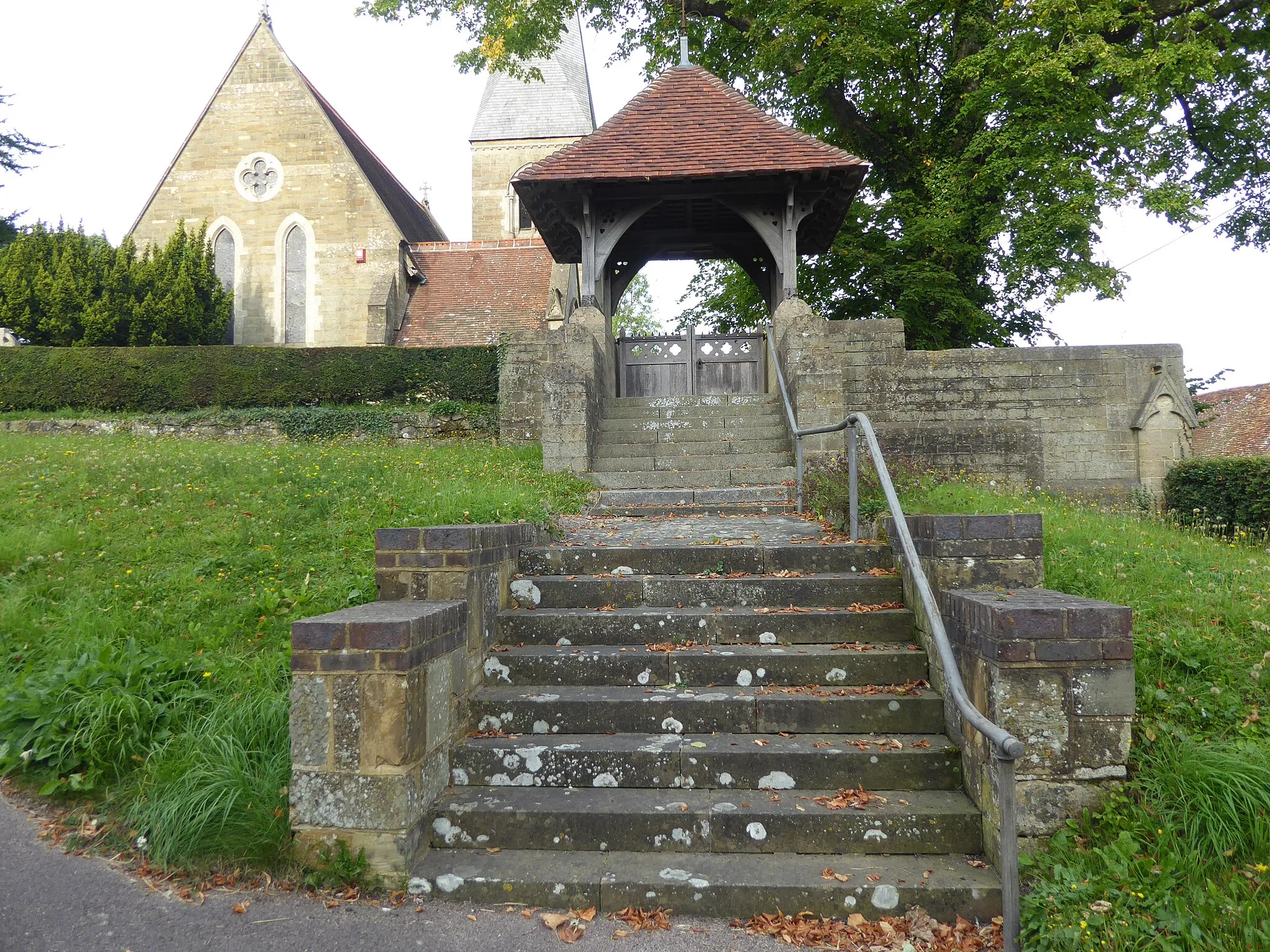 Photo showing: Approach to St James Church, Titsey