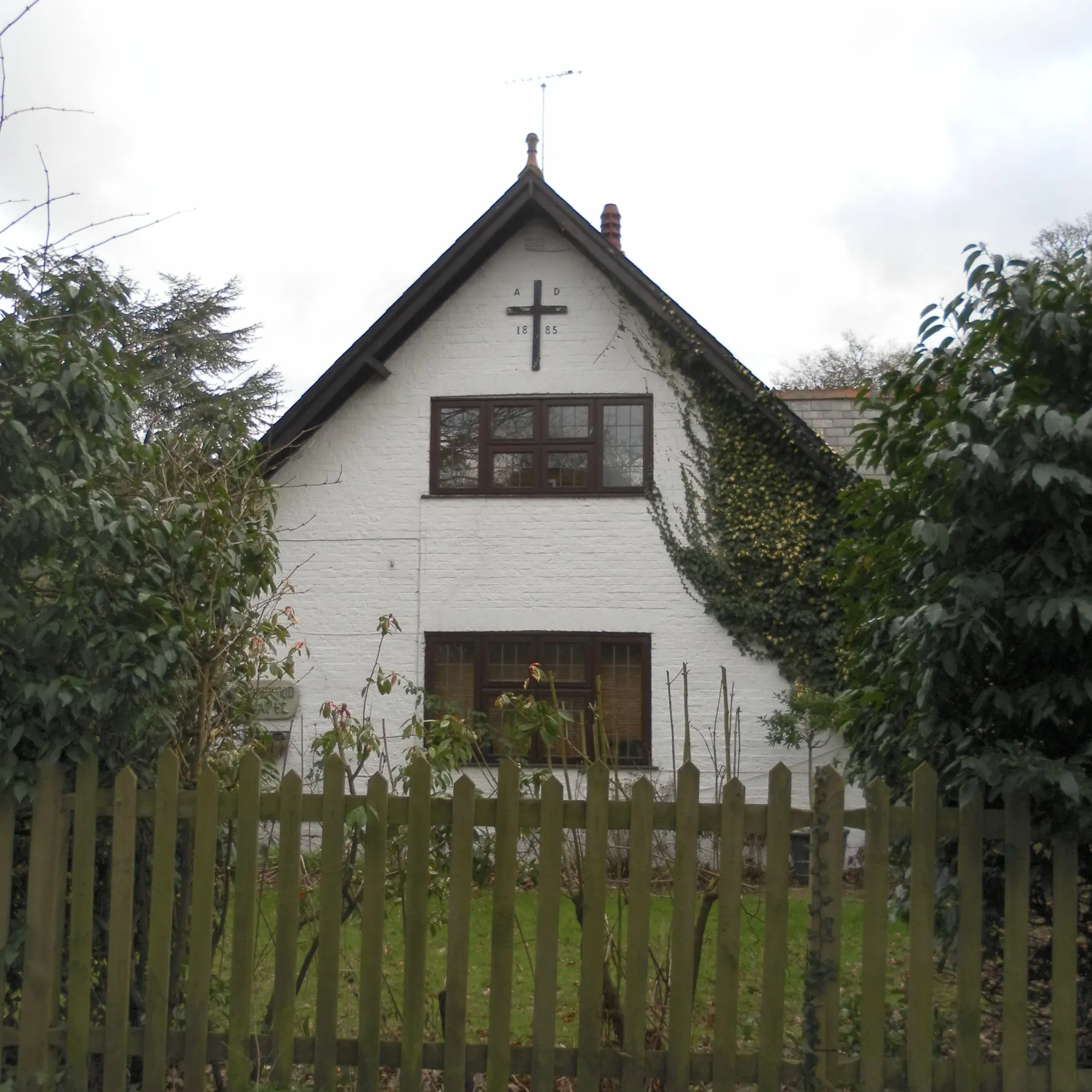 Photo showing: Touchwood Chapel, Peeks Brook Lane, Fernhill, Borough of Crawley, West Sussex, England.  One of the borough's locally listed buildings. This was moved into West Sussex in 1974, long after it ceased to be a Baptist chapel.  Fernhill used to be in Surrey.