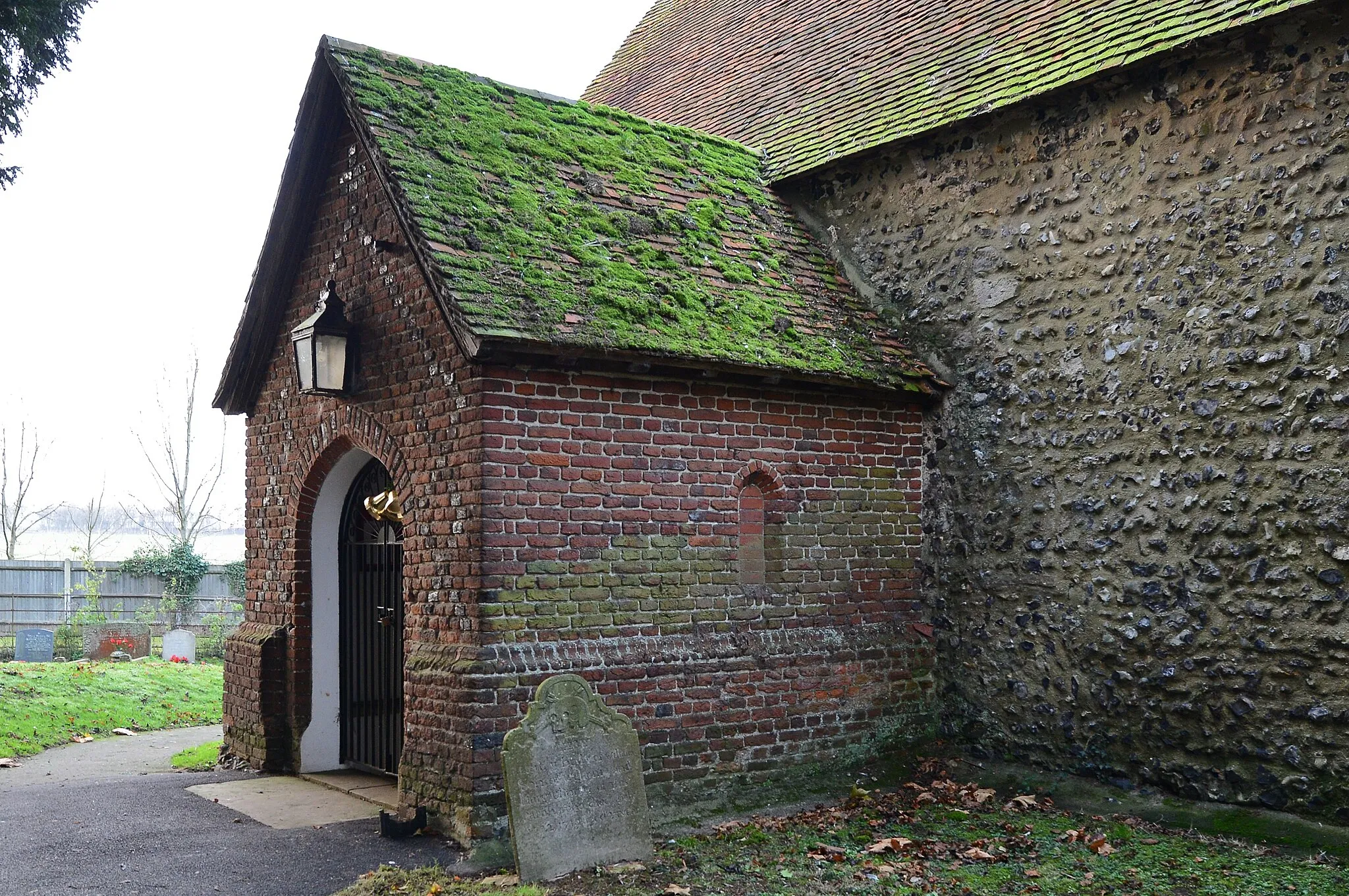 Photo showing: Bapchild: St. Laurence's Church: The south porch and main church entrance