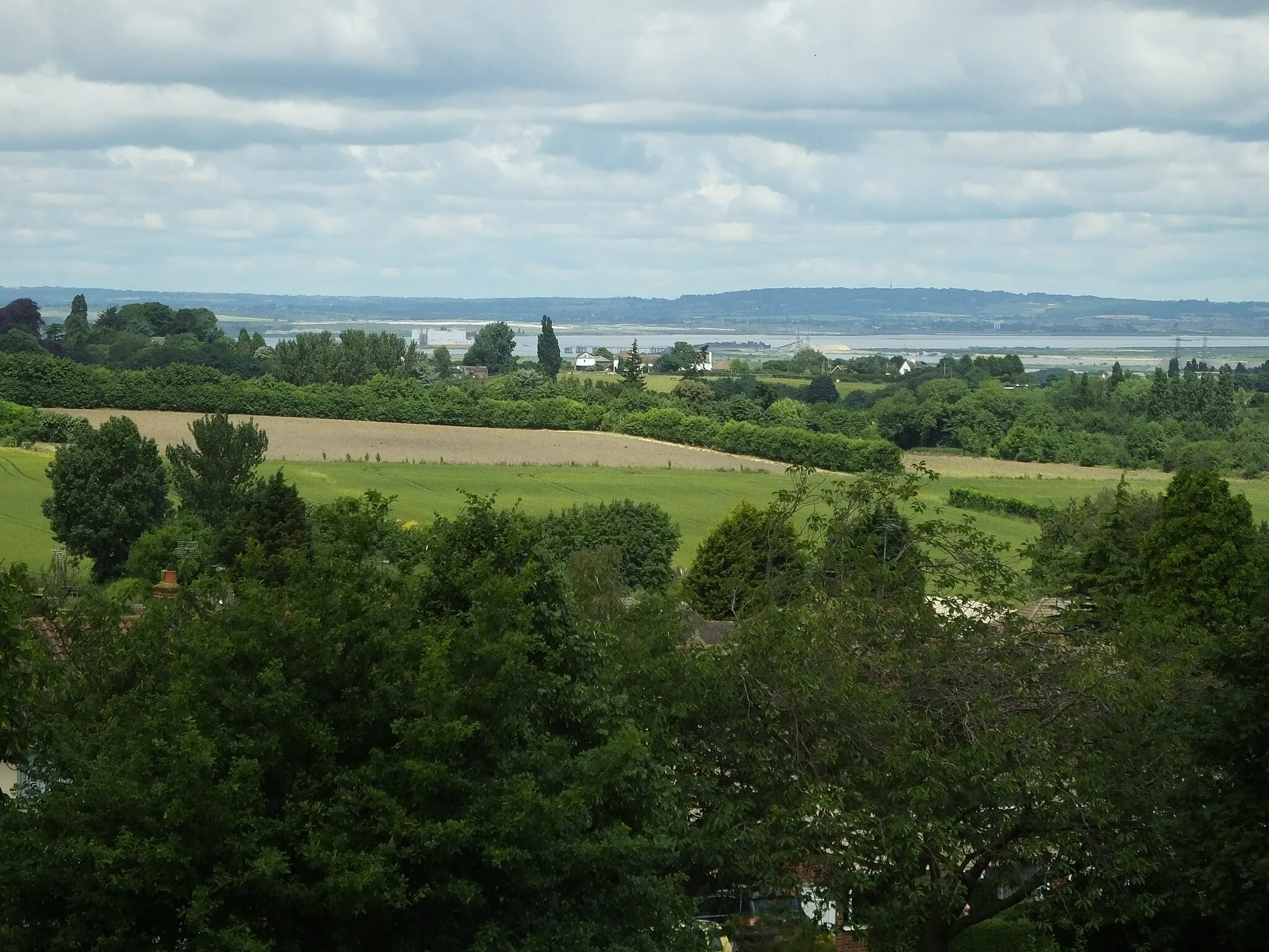 Photo showing: The Broomhill Park is a community supported park in Strood, Kent. It features a view over the River Thames estuary and over the River Medway. The Thames view.