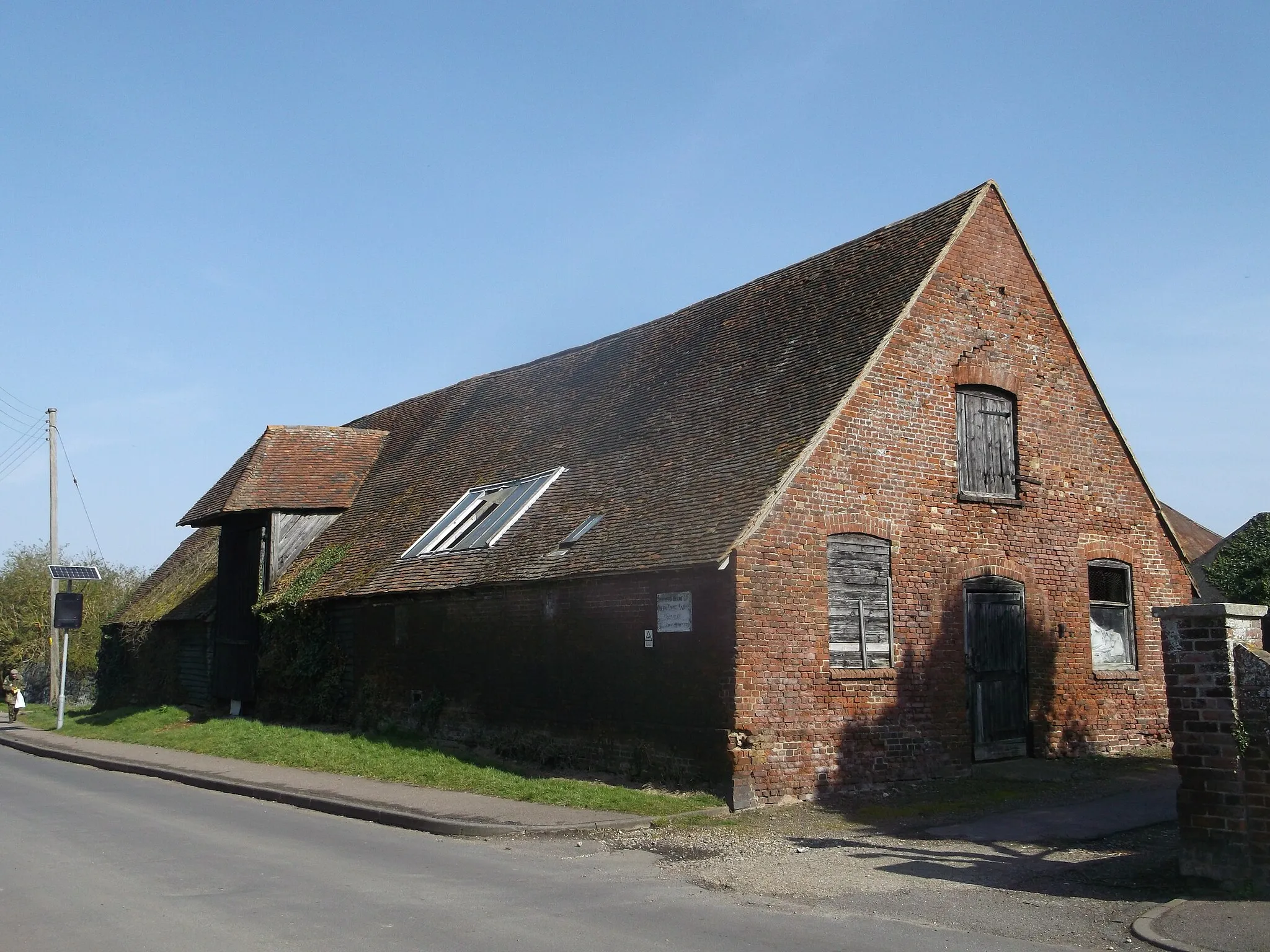 Photo showing: Barn to the North West of Queen Court Farmhouse