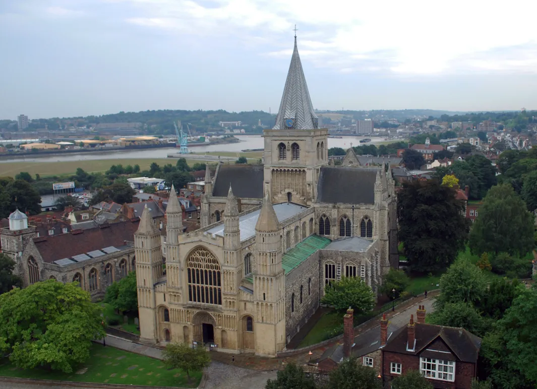 Photo showing: Rochester Cathedral as viewed from the top of Rochester Castle.