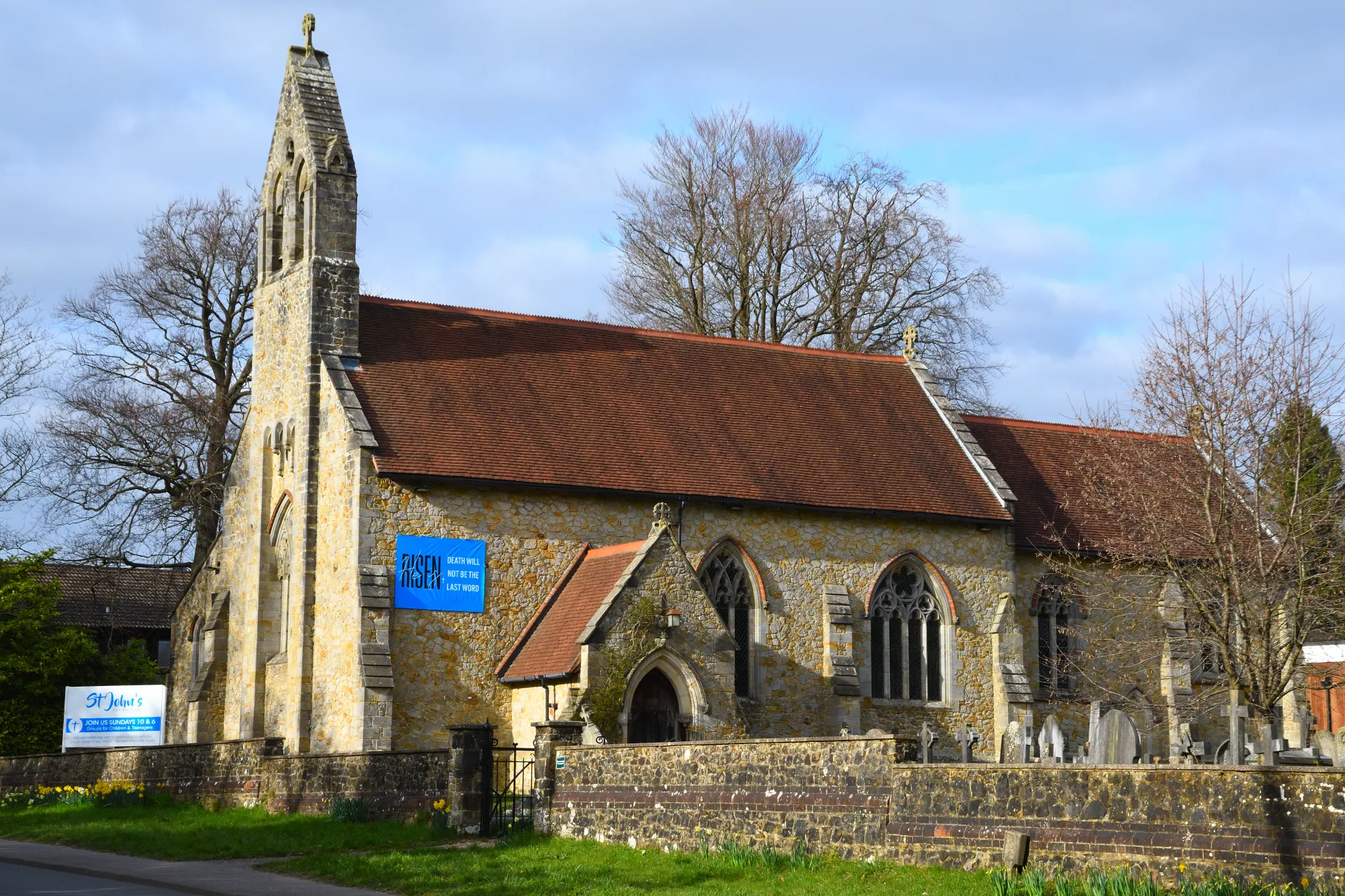 Photo showing: Photo of St John the Divine, Felbridge, taken in March 2021