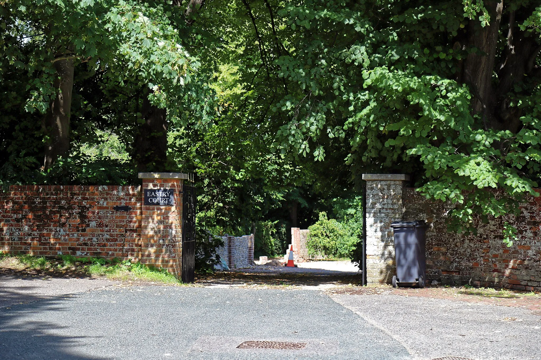 Photo showing: The gateway and private road to Eastry Court, a Grade I listed house on Church Street in Eastry, Kent, England. Time Team investigated this property and the wider village area for major Anglo Saxon settlement: "Time Team S13-E06". As at 2018, Eastry Court is home to Lord Freud, the great-grandson to psychoanalyst Sigmund Freud.
Camera: Canon EOS 6D Mark II with Canon EF 24-105mm F4L IS USM lens. Software: File lens-corrected, optimized, perhaps cropped, with DxO OpticsPro 11 Elite, and likely further optimized with Adobe Photoshop CS2.