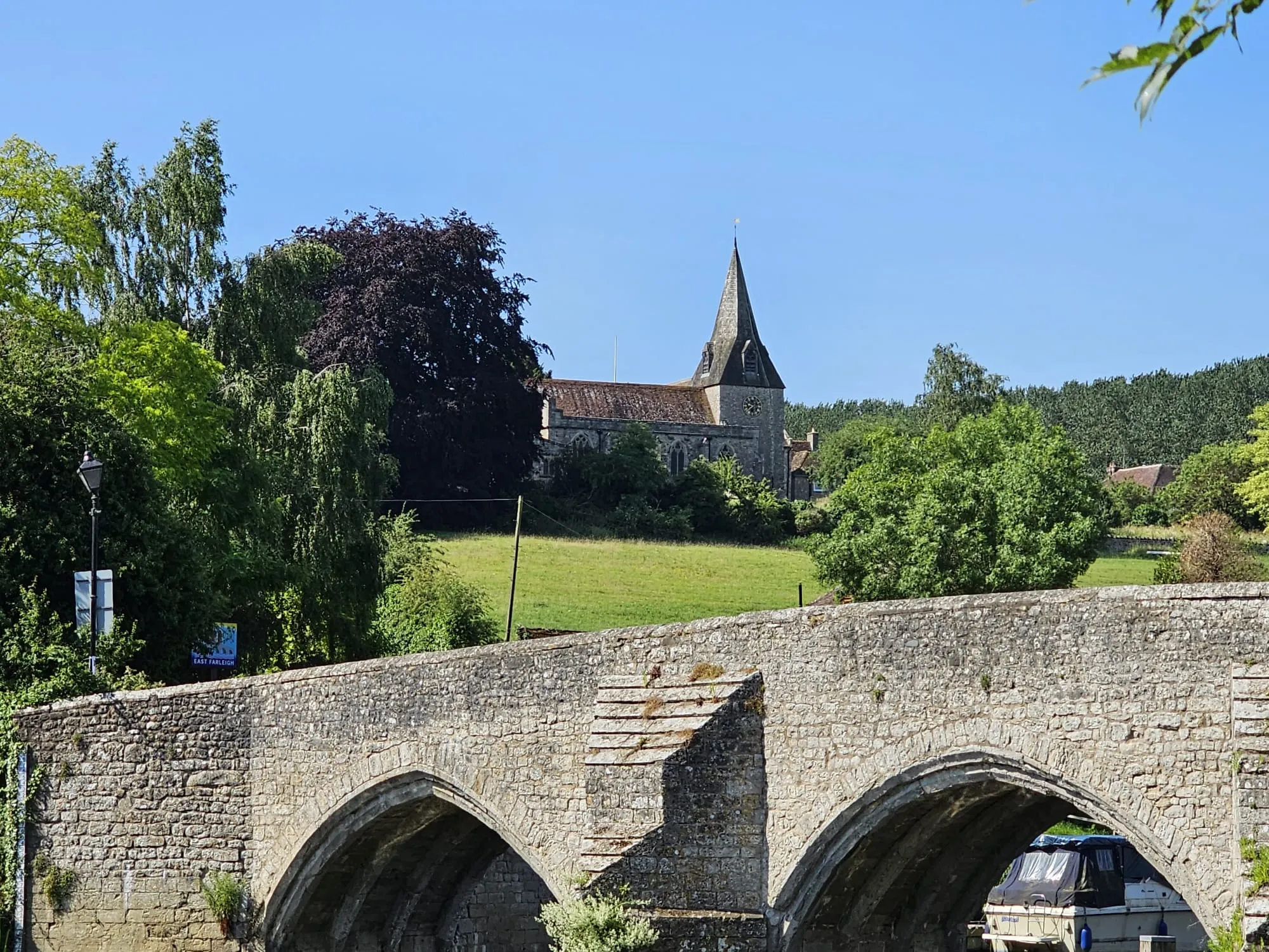 Photo showing: St Mary's Church, East Farleigh, Kent, and East Farleigh Bridge, as seen from the north bank of the River Medway