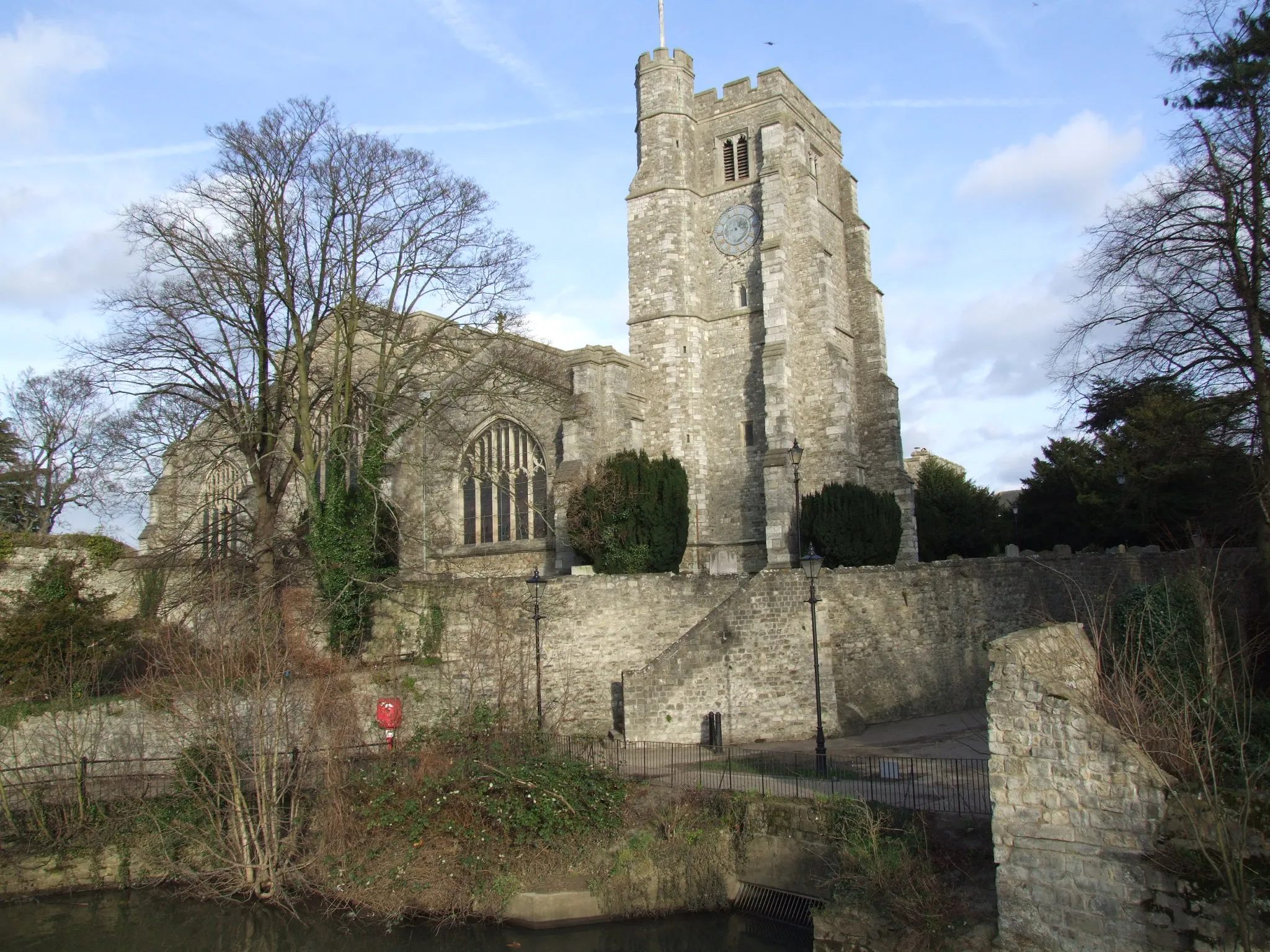 Photo showing: The Horse Way and All Saints' parish church, Maidstone, Kent, seen from the southwest from the River Medway