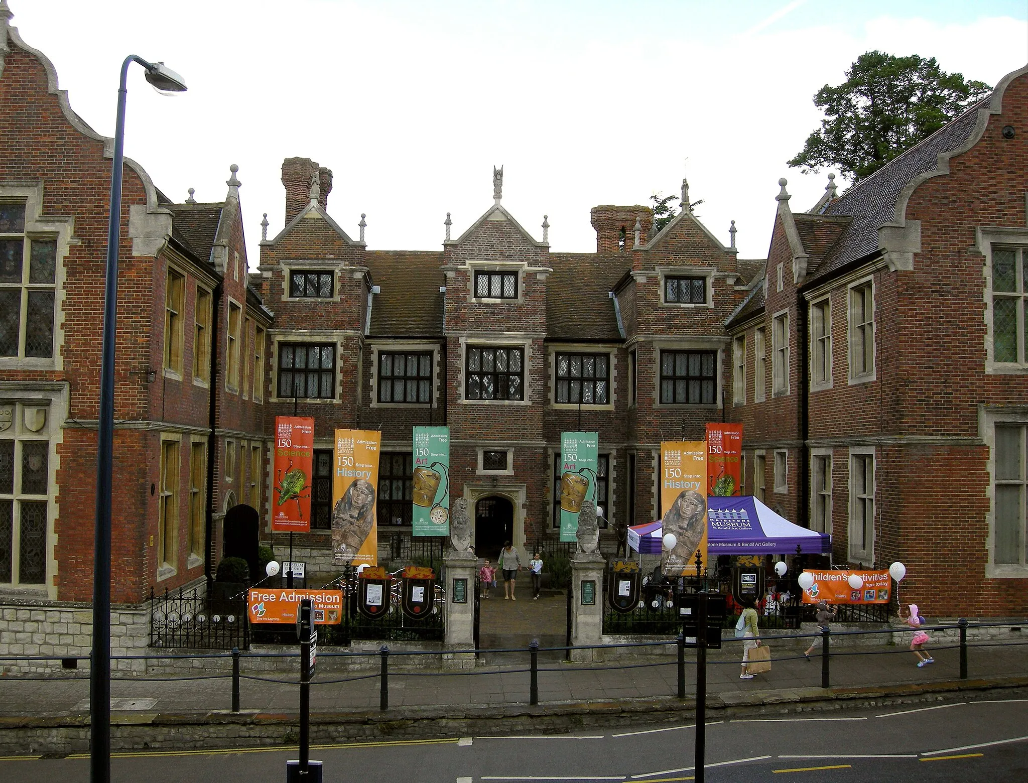 Photo showing: Maidstone Museum, Kent, England.