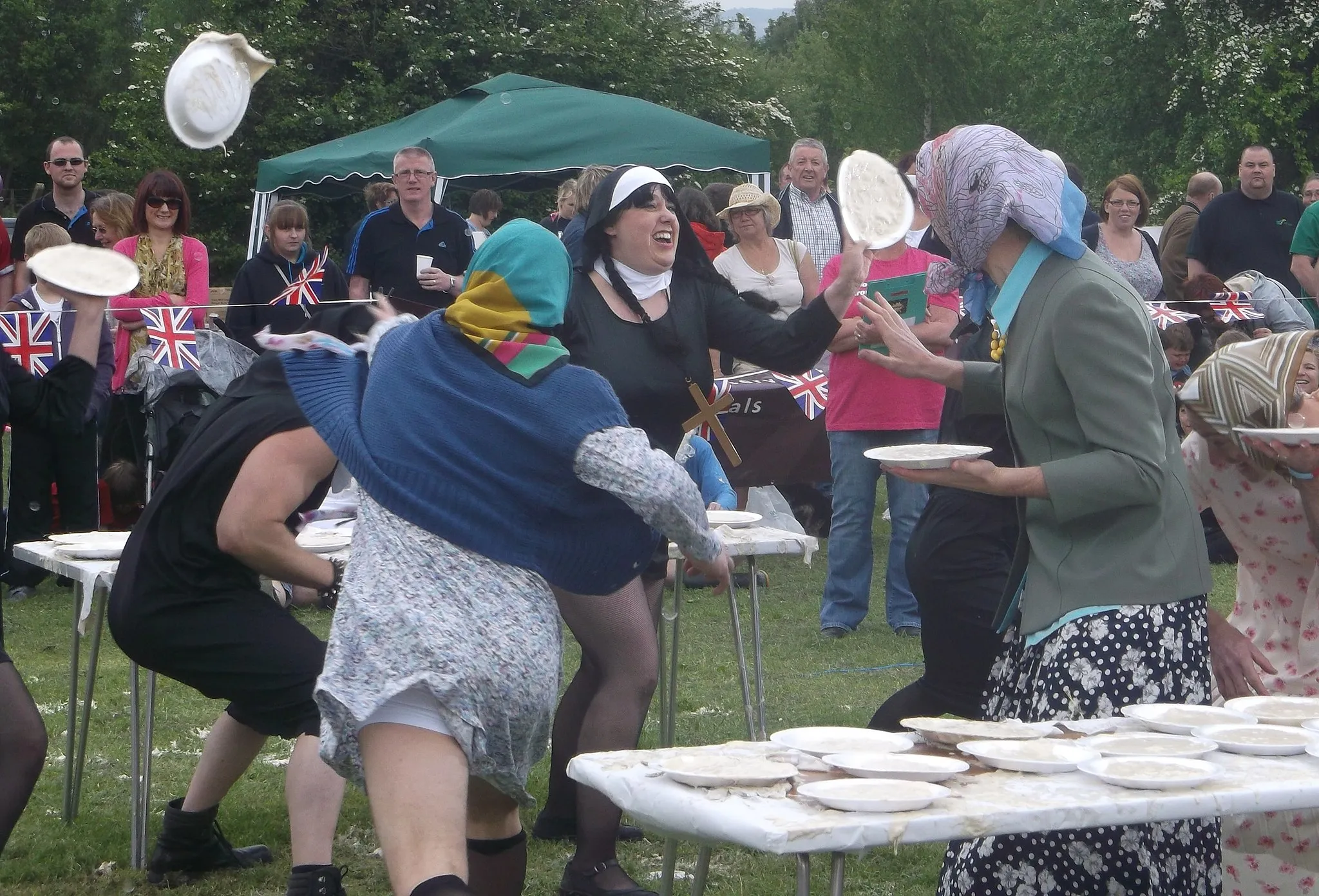 Photo showing: At Coxheath, is the World Custard Pie Flinging Championship, this is one of the matches of the 2013 contest.