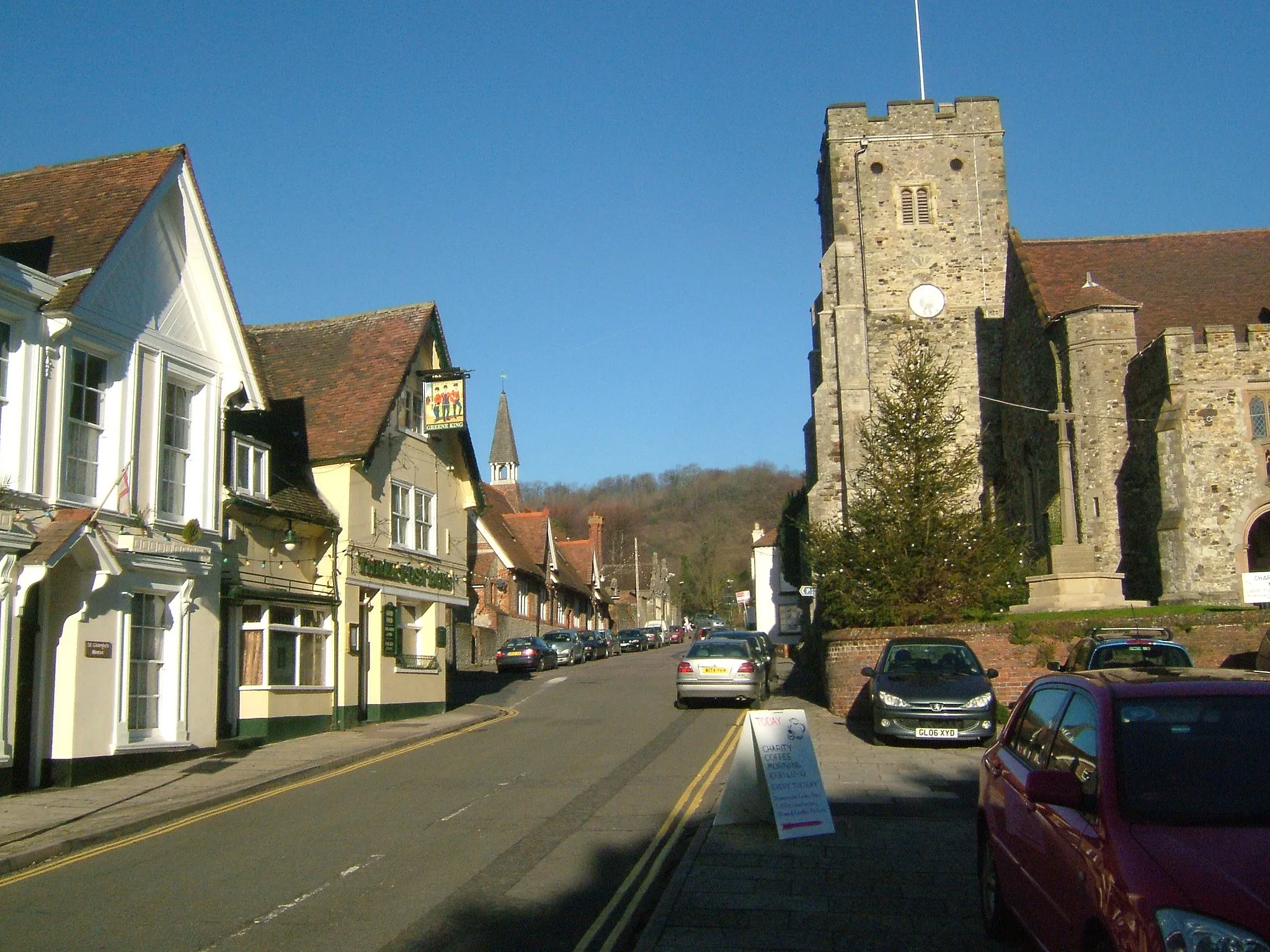 Photo showing: Wrotham in Kent, is a parish in Kent, England, south of Gravesend. 
The High Street and church, looking to the ridge of the North Downs. At the end of the street the road dips and there are the en:Pilgrims'  Way, the A20 and the M20. The High Street was the main road from Gravesend to Tonbridge.

Camera location 51° 18′ 30.96″ N, 0° 18′ 39.24″ E View this and other nearby images on: OpenStreetMap 51.308600;    0.310900