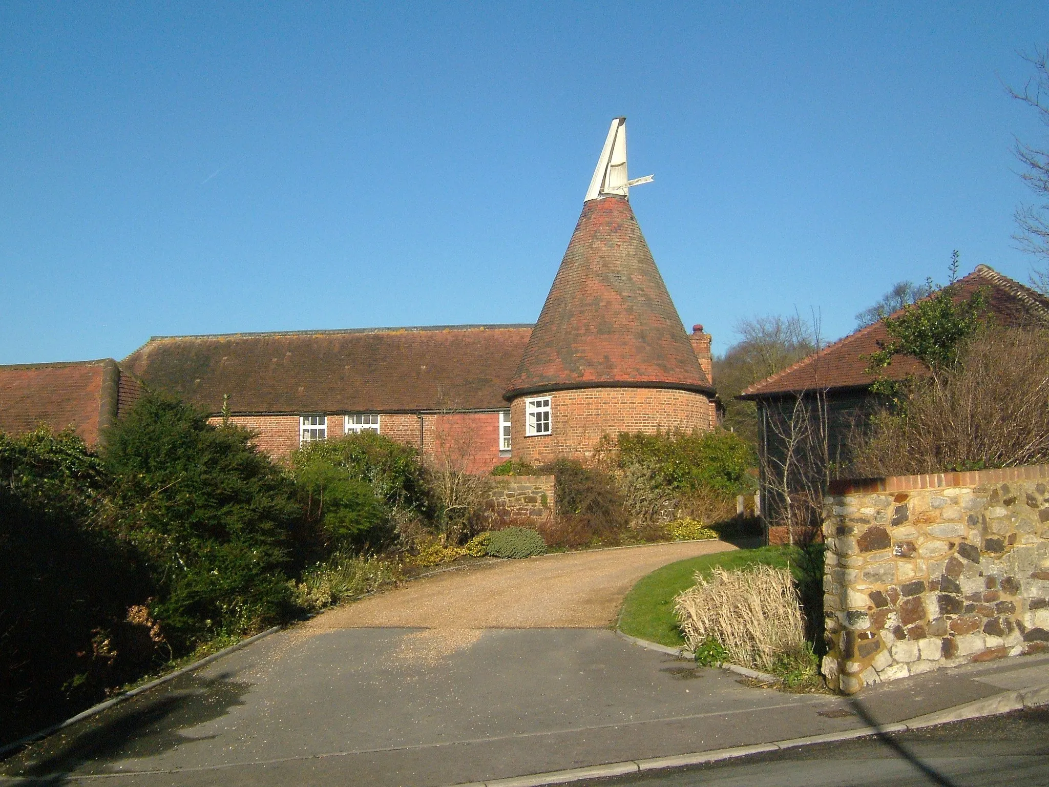 Photo showing: Wrotham in Kent, is a parish in Kent, England, south of Gravesend. 
Converted Oast House

Camera location 51° 18′ 28.44″ N, 0° 18′ 29.88″ E View this and other nearby images on: OpenStreetMap 51.307900;    0.308300