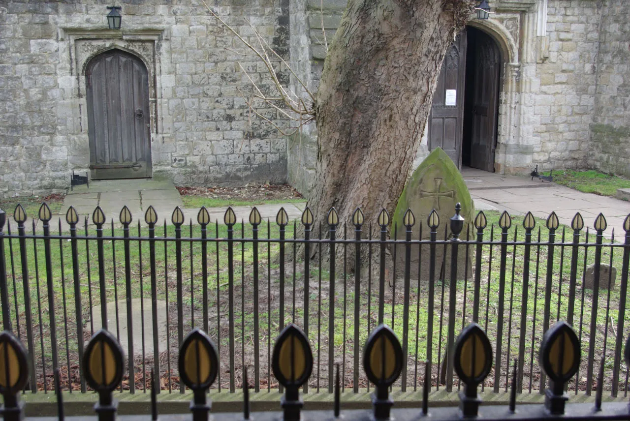 Photo showing: Church Yard, Ashford Attractive railings surround St Mary's Church in the most atmospheric part of Ashford's town centre.