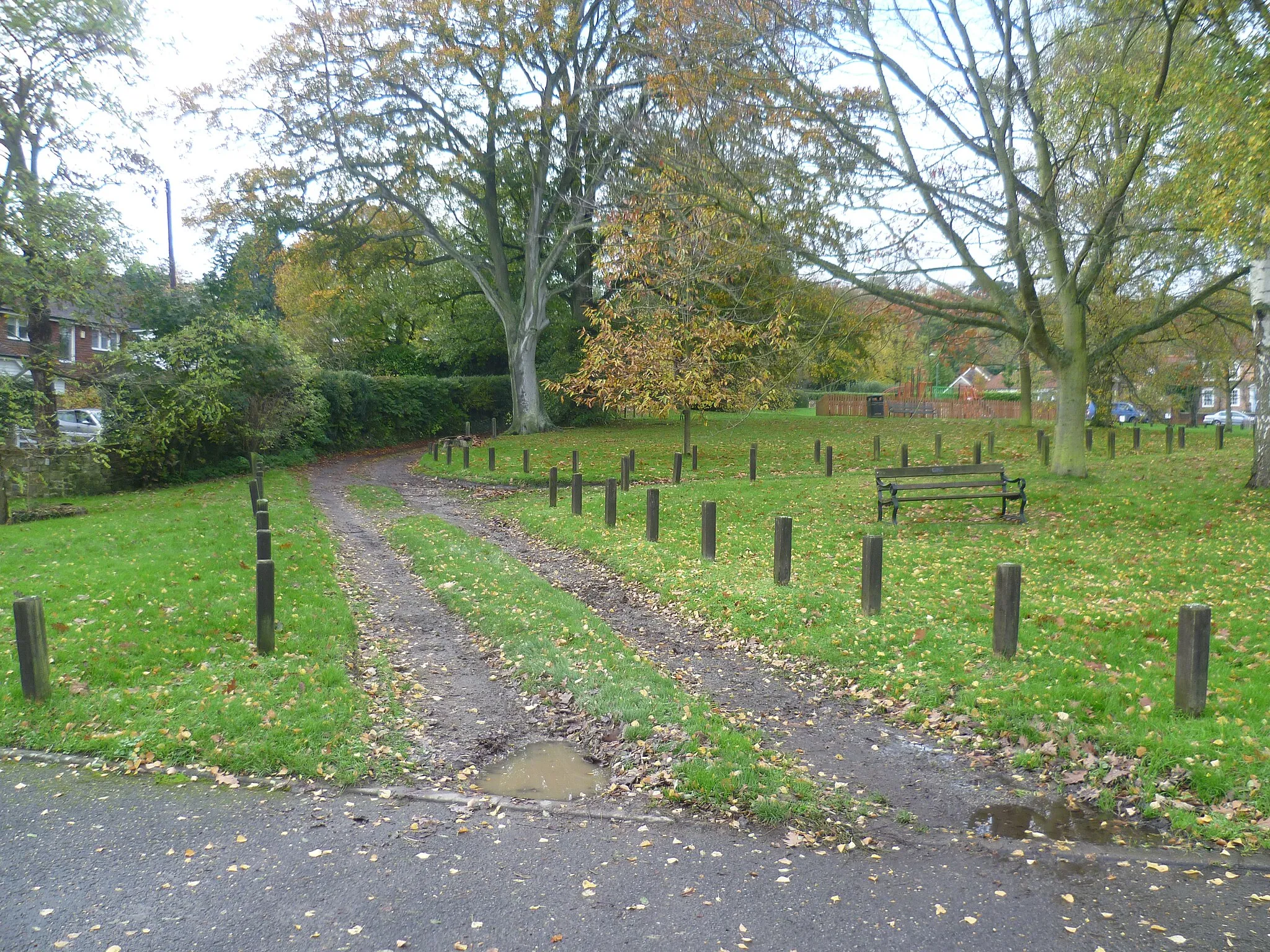 Photo showing: Alongside The Green at Bearsted