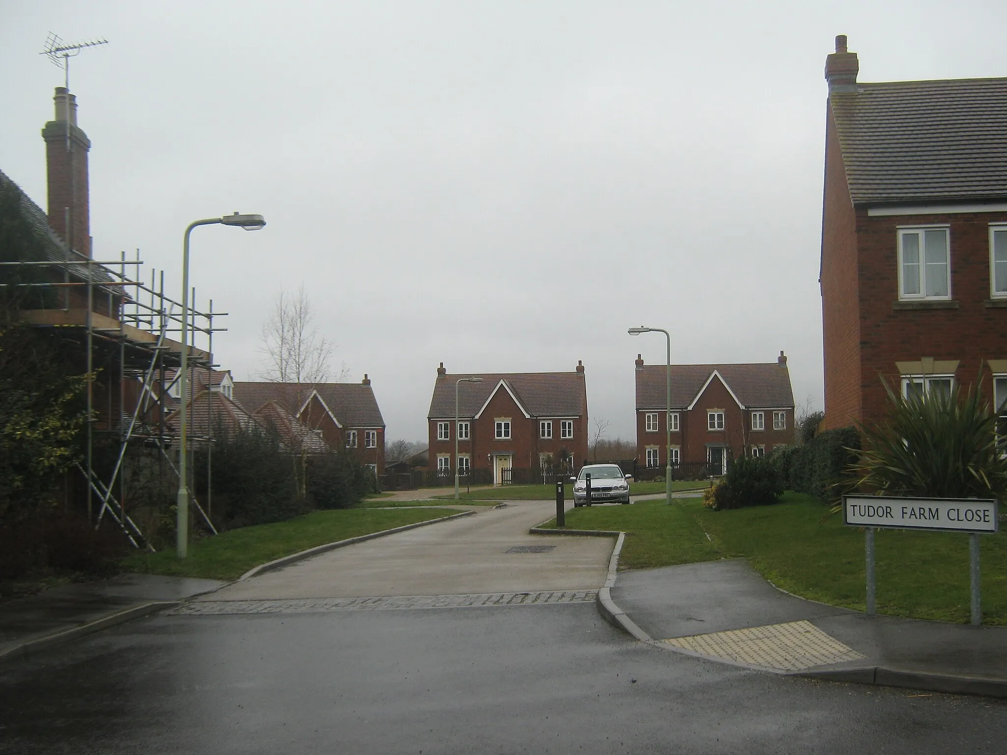 Photo showing: Tudor Farm Close This small close of houses leads off Church Hill.