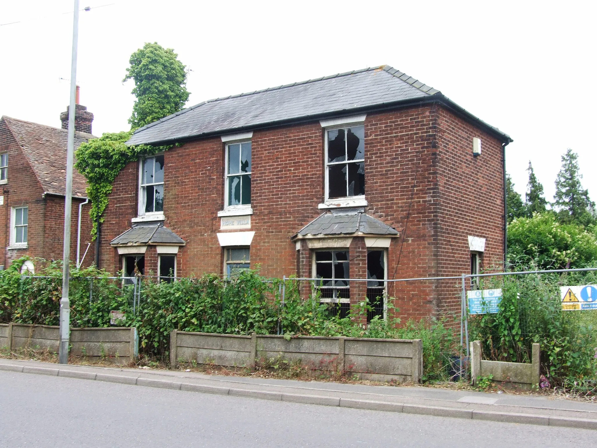 Photo showing: Derelict house on Island Road, Sturry