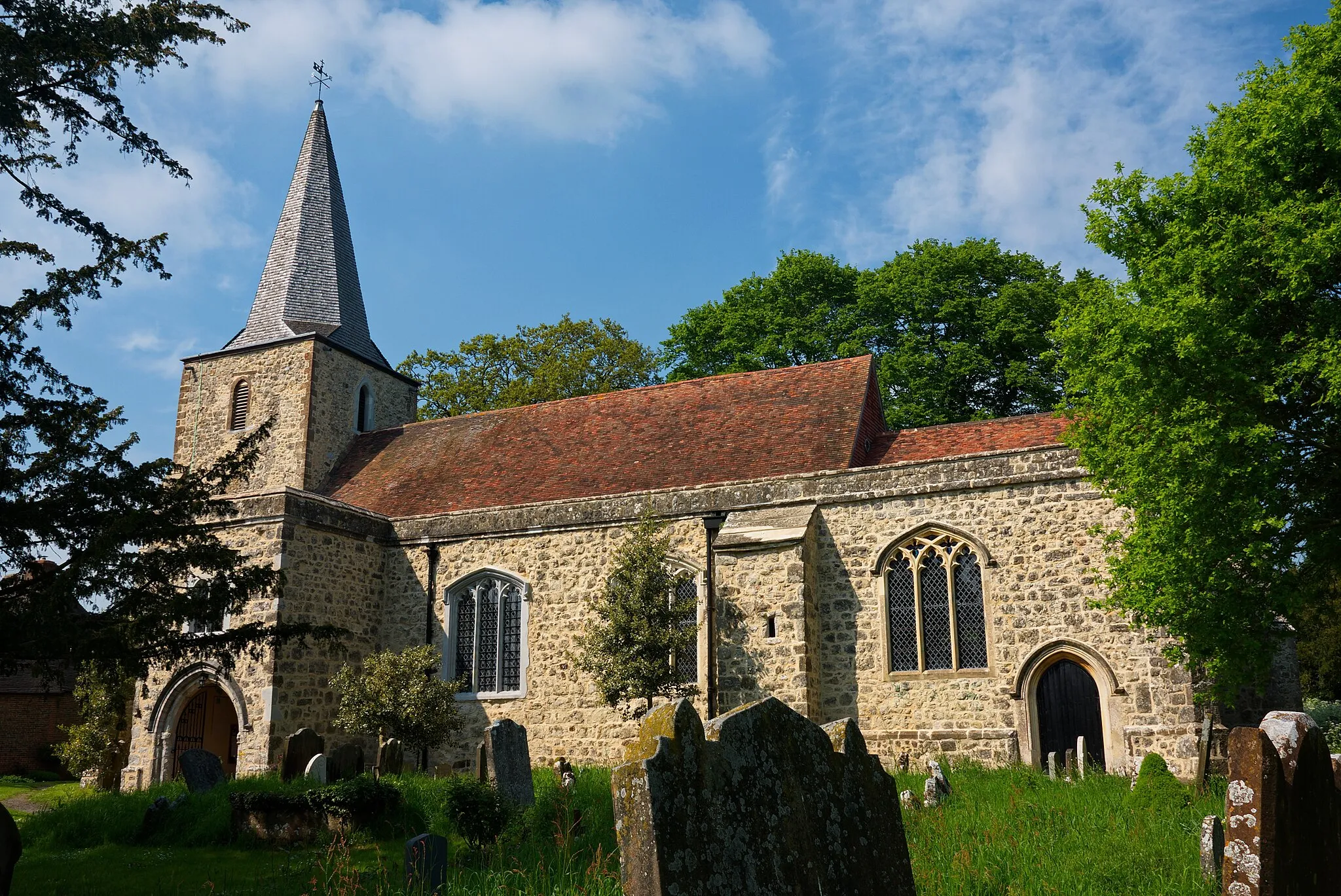 Photo showing: St Nicholas' Church in Pluckley, Kent.