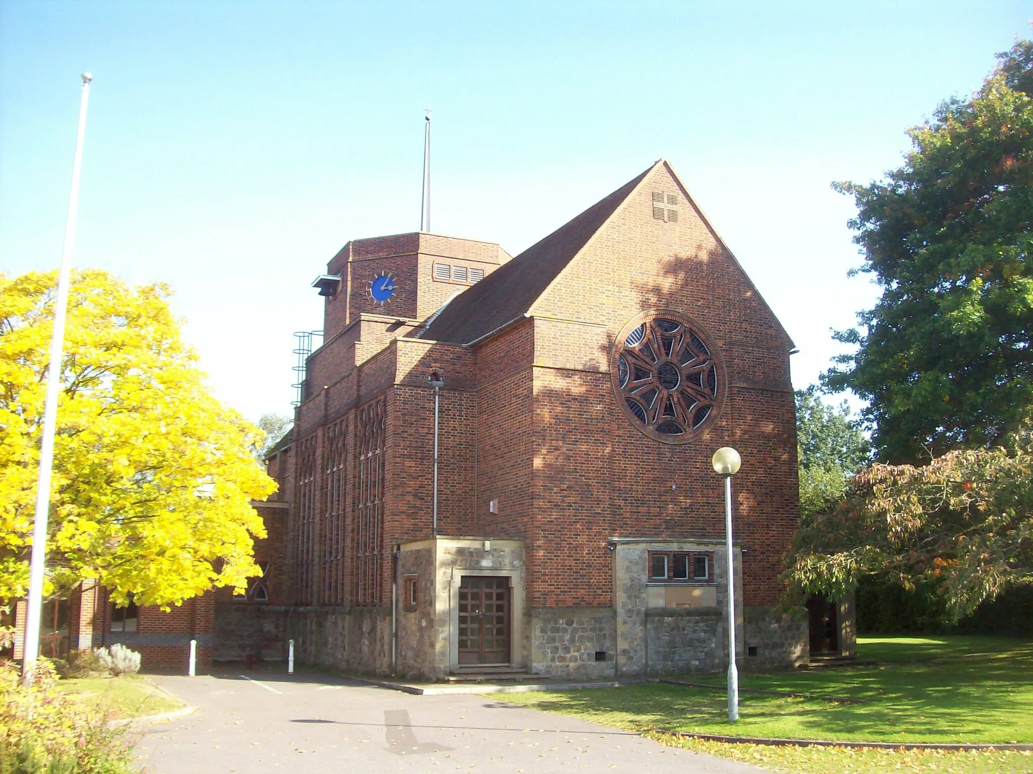 Photo showing: St Andrew's parish church, Paddock Wood, Kent, built in 1957 to replace a church on a different site that was destroyed by enemy action in 1940