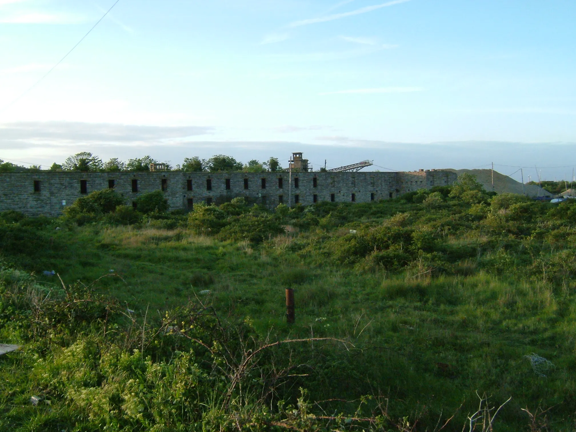 Photo showing: Cliffe Fort is a Royal Commission Fort built TQ 708767 as part of the defences of Chatham Dockyard. It is on the Thames Estuary, on The Lower Hope. Behind it are the Cliffe Pools, which are still used for mineral extraction. Camera location 51° 27′ 45.36″ N, 0° 27′ 20.16″ E View this and other nearby images on: OpenStreetMap 51.462600;    0.455600