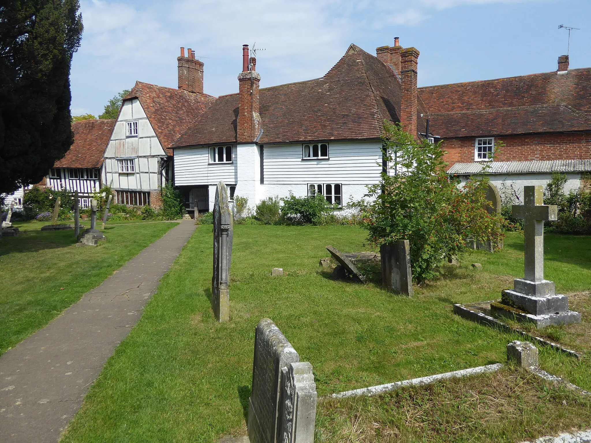 Photo showing: St Michael's Churchyard, Smarden