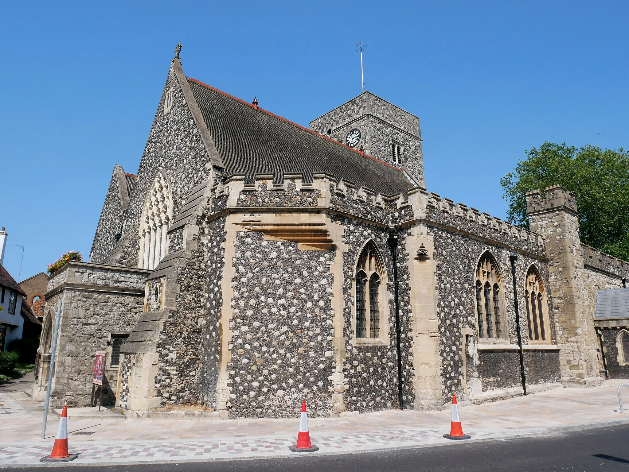 Photo showing: The southwest corner of the Holy Trinity Church in Dartford, Kent.