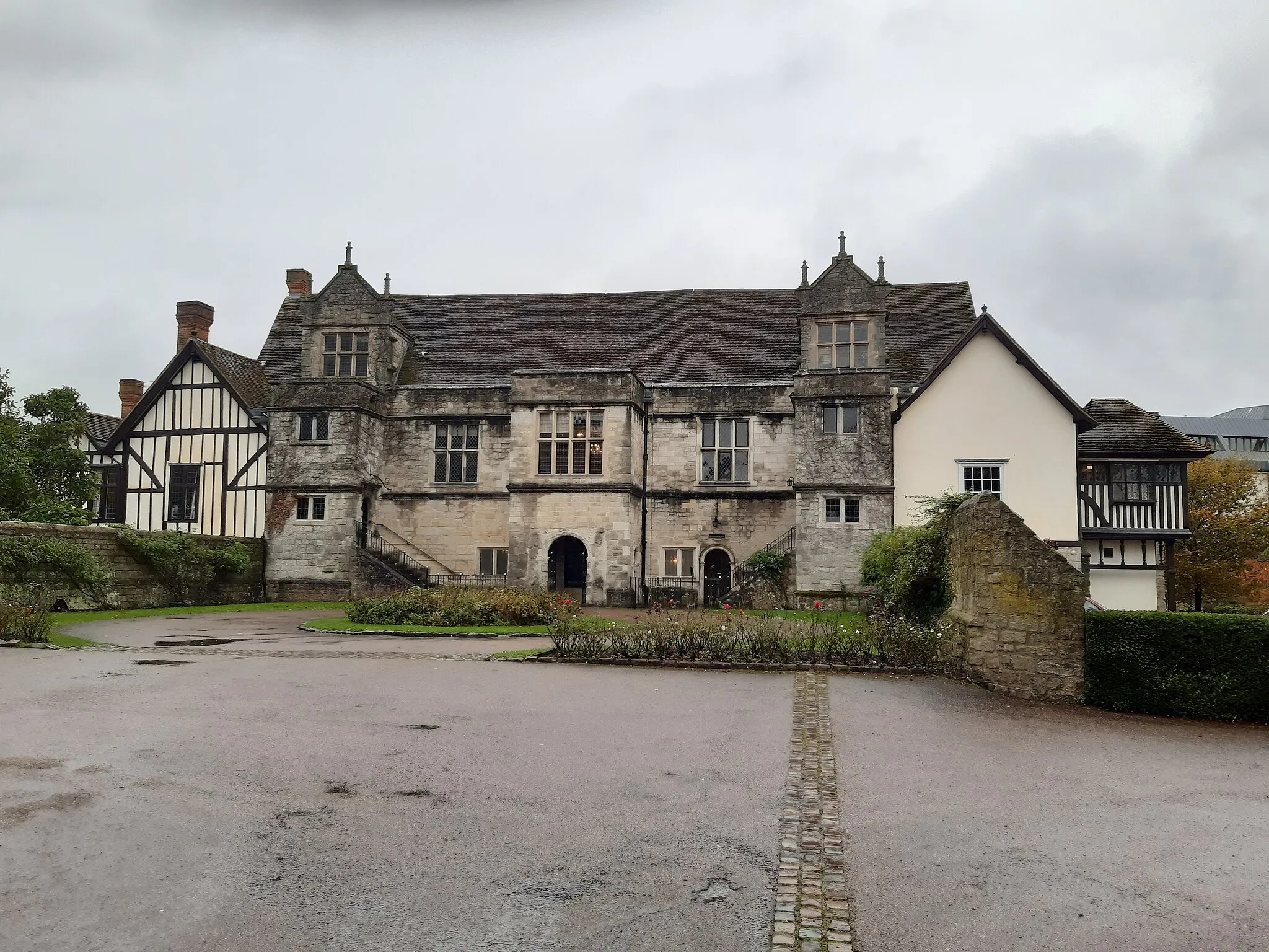 Photo showing: The Archbishop's Palace to the College of All Saints, Maidstone, Kent, 22 October 2019. 14th Century manor house given to the Archbishops of Canterbury as a resting place between Canterbury and London.