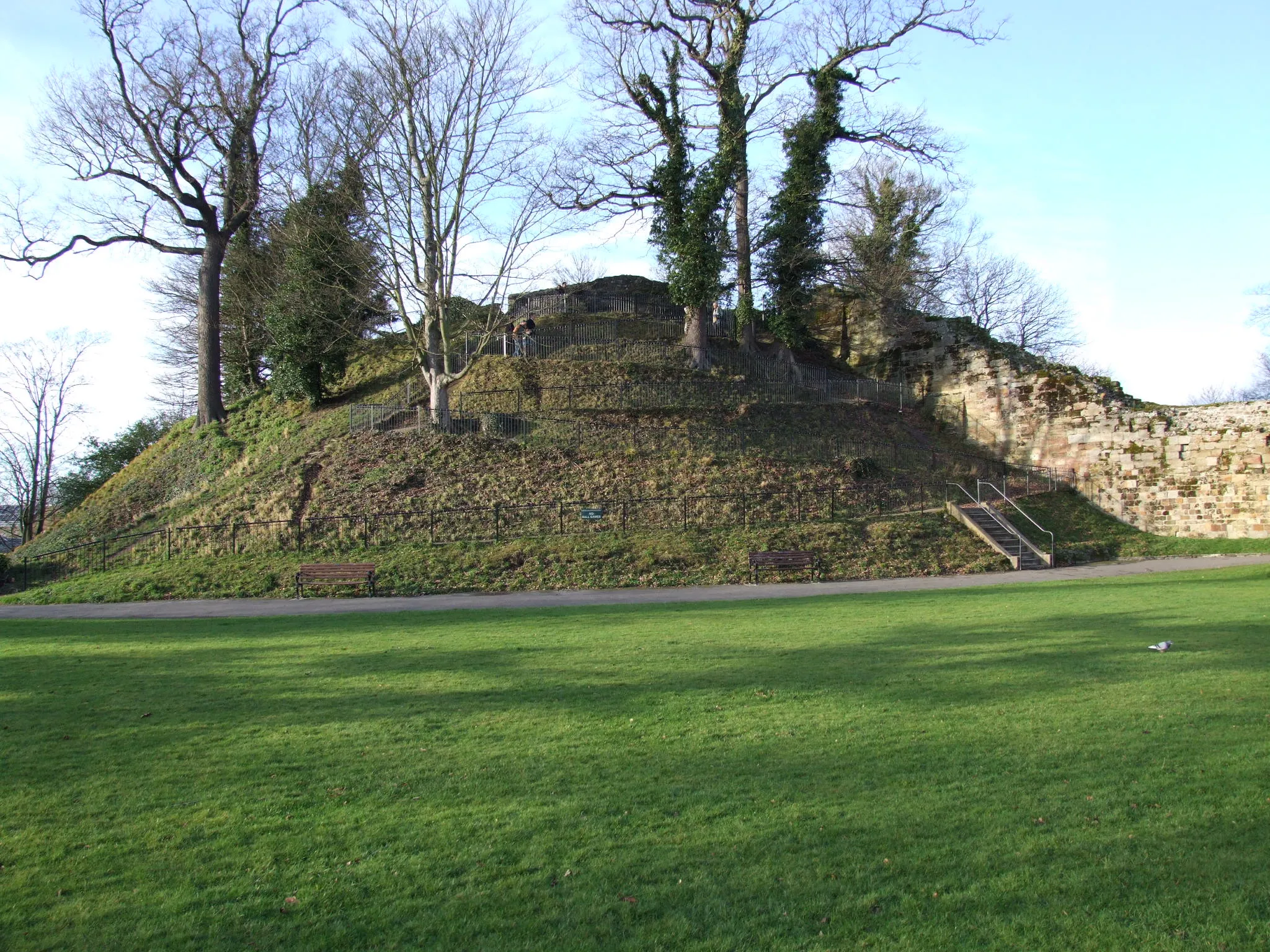 Photo showing: Tonbridge in Kent lies on the River Medway. The main channel passes under Big Bridge.Three channels have been culverted, the Botany Stream remains. Tonbridge is protected by Tonbridge Castle
The motte

Camera location 51° 11′ 45.6″ N, 0° 16′ 25.68″ E View this and other nearby images on: OpenStreetMap 51.196000;    0.273800